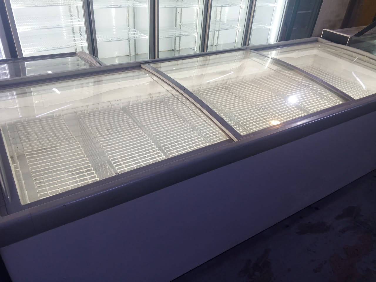 سلام عليكم 

 3 عوارض بطحيه شركة الزان 
العرض 2.73m والطول 1.4 متر
كلهن شغالات ونظيفات 
سعر الوحدة مليون ونص
الشعب شارع عدن 
***********
