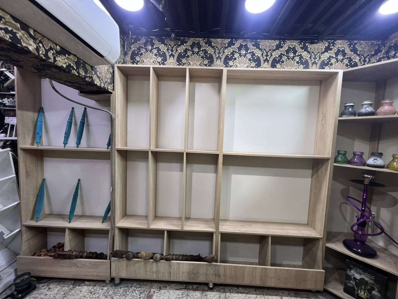 السلام عليكم 
يوجد رفوف مستعمله للبيع استخدام قليل العدد 9 يحتوي الرف الواحد على ثلاثة أو أربعة خانات 
و يوجد عارضة مقبلات او معسلات 
قياس (180x160)
ارتفاع 140cm
و يوجد ميز مكتبي
قياس (100x50)
ارتفاع 100cm
السعر 600 الف (بي مجال) قابل للتفاوض 
* ملاحظة : السعر شامل الرفوف مع العراضة مع الميز 
الاستفسار  خاص أو الاتصال 
رقم الهاتف : ***********
