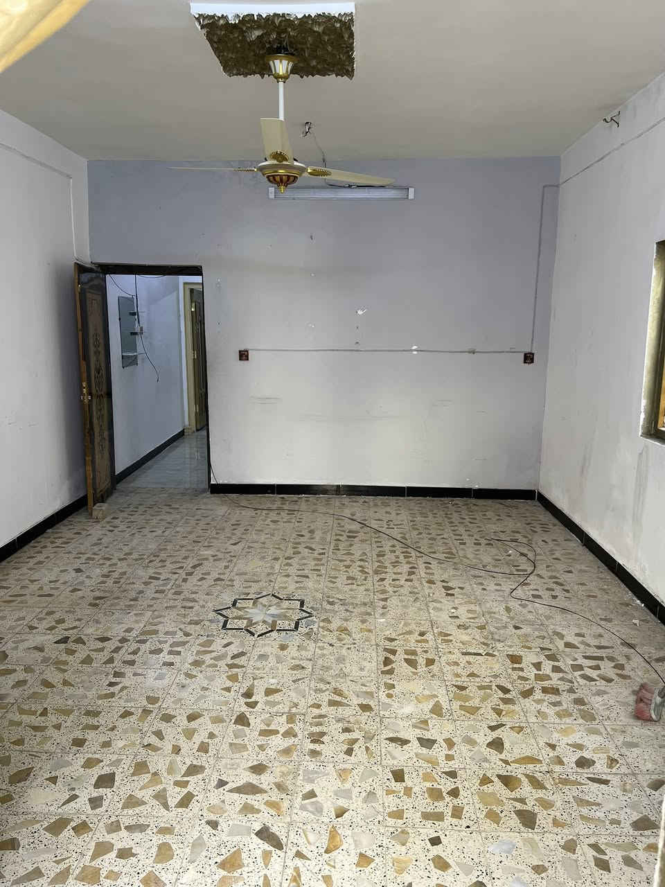 سلام عليكم دارالبيع مساحه 100متر موقع الحسينيه منطقت ١٣سكلات سعر60مليون وبي جال رقم هاتف ***********
