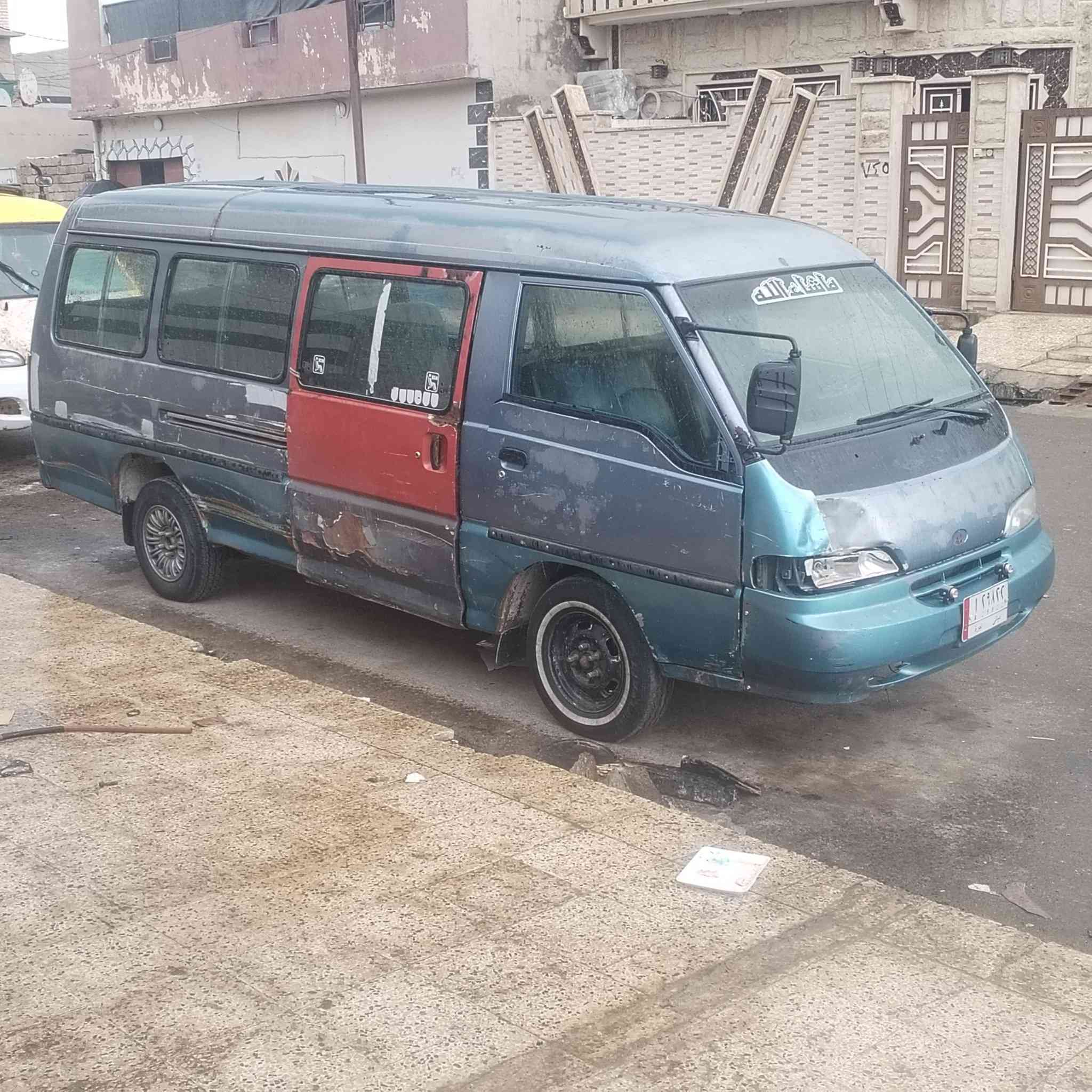 السلام عليكم سياره للبيع 14 نفر محرك جير اكسن شرط ضخم شرط السياره بيها وكاله والباقي قدام العين سياره مقفوله كافه ***********
