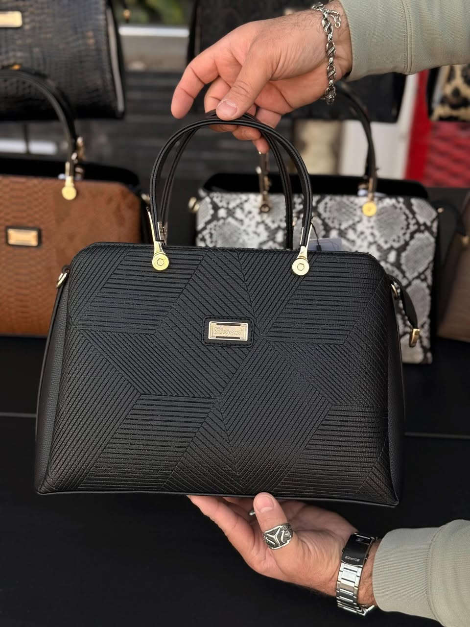 حقيبه ملكيه # قطعه فخمه كلش حجم كبير ثلاث خانات مفصولات #شغل درجه اولى #الكميه كلش كلش قليله بقت #للححز ***********
العنوان محافظ واسط قضاء الحي نهاية شارع الشيخ
