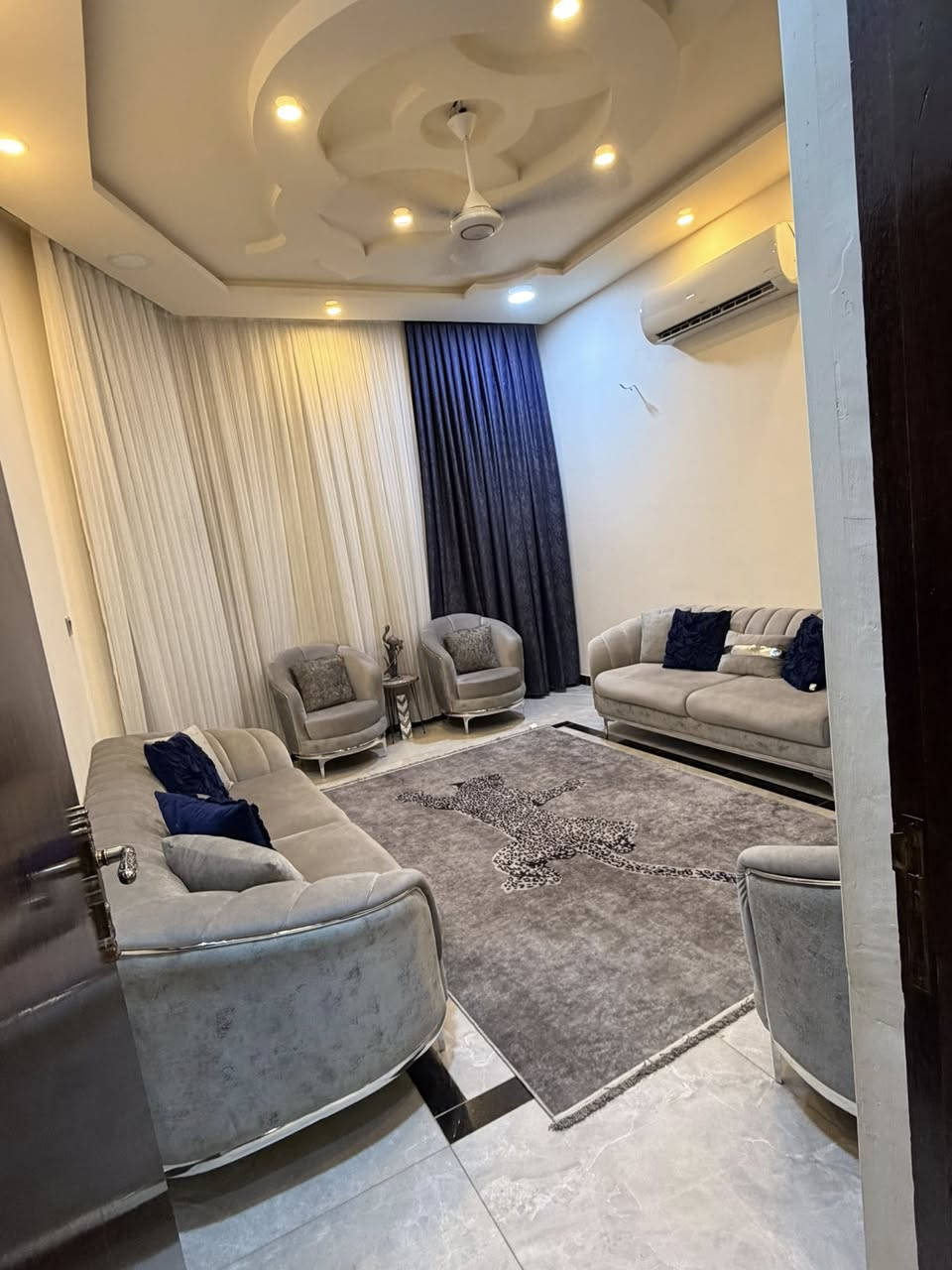 دار للبيع 150متر يحتوي على 3غرف نوم وحولي كبير واستقبال وكراج و4صحيات وسطحين في السريدات مدخل الخفاجات فرع هادئ جدا للاستفسار الاتصال ***********
