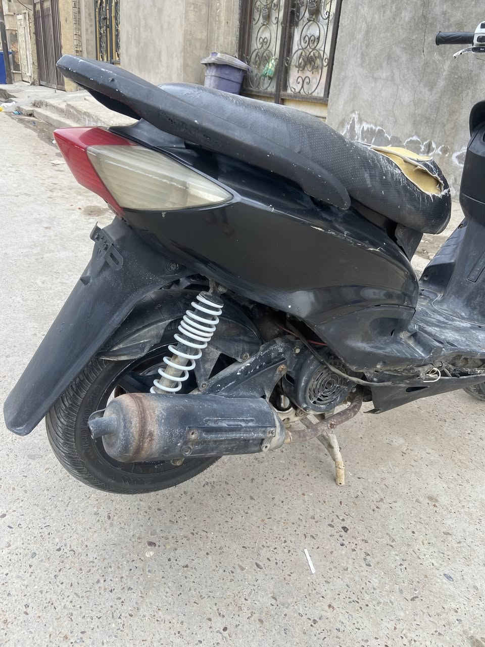 السلام عليكم
سكنس نثيه ١٤٠ كلجات رياضي اصلي مختوم كهربائيات شغاله عده الطوافه والاشاير سلف هندر دبلات جدد زوج تايرات جدد قفل جنطه شغال نقصها صفاحيات ودوشمه للكشن اوراق منفيست موجود 
٣٥٠ وبيها مجال بسيط عنواني الامين شهداء النفط متواجد خاص 
***********
