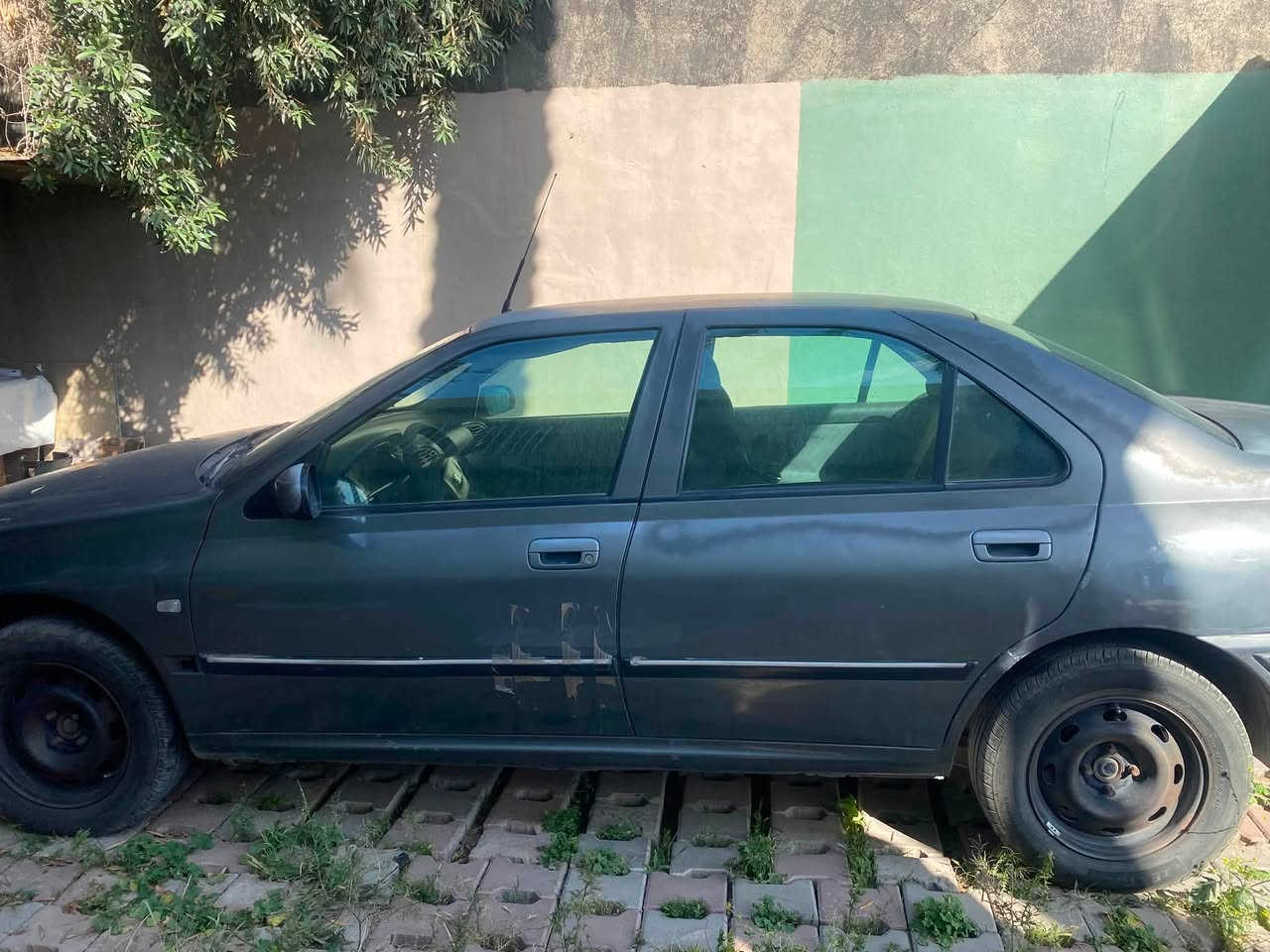 سلام عليكم بيجو ٤٠٦ موديل ٢٠٠١ سياره سنويتها ضايعه باسم شخص مسافر ماندله وبيها وكاله قديمه من صاحبها الشرعي لكن الوكيل متوفي  السياره مكفوله من السرقه والعشاير 
السياره تدفئه وتبريد محرك جديد شاده مال تفصيخ 
للبيع  للاستفسار ***********
 او ع الخاص
