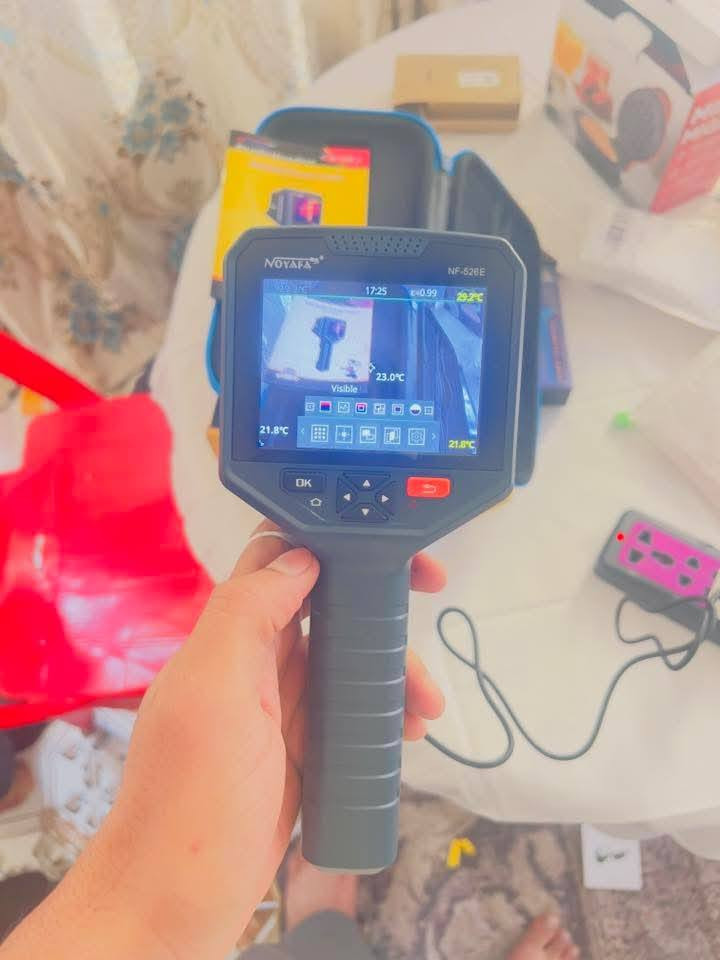 الكاميرا الحرارية المعروضة في الصورة هي طراز NOYAFA NF-526E.  يُستخدم هذا الجهاز المحمول باليد لتصوير الاختلافات الحرارية في تطبيقات مثل تشخيص الشبكات، وفحص المنازل، وصيانة أنظمة التدفئة والتهوية وتكييف الهواء (HVAC)، والسيارات.
الميزات والمواصفات الرئيسية
الدقة: تتميز الكاميرا بدقة تصوير حراري عالية تبلغ 256x192 بكسل.
نطاق القياس: يمكنها قياس درجات حرارة تتراوح من -20 درجة مئوية إلى 400 درجة مئوية (-4 فهرنهايت إلى 752 فهرنهايت).
دقة القياس: تبلغ دقتها حوالي ±2 درجة مئوية أو ±2% من القراءة.
الشاشة: تحتوي على شاشة LCD كبيرة بحجم 3.5 بوصة لعرض الصور بوضوح.
تخزين البيانات: تتضمن ذاكرة داخلية مدمجة بسعة 8 جيجابايت يمكنها تخزين آلاف الصور ومقاطع الفيديو بصيغ JPG و MP4.
أوضاع العرض: توفر 8 لوحات ألوان مختلفة (مثل الأحمر الحديدي، الأبيض الساخن، الأسود الساخن) و 5 أوضاع للصور (مثل الدمج، صورة داخل صورة) لتناسب سيناريوهات الفحص المختلفة.
الاتصال: مزودة بمنفذ USB Type-C للشحن ونقل البيانات إلى جهاز كمبيوتر. 

للتواصل واتساب : ***********￼
