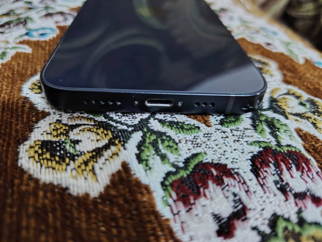 السلام عليكم
١٢ عادي ذاكرته ٦٤ مبدل شاشه وظهر وبطارية كلها اصلي و ما يصرف شحن رايده ب٢٠٠ و بي مجال ***********
