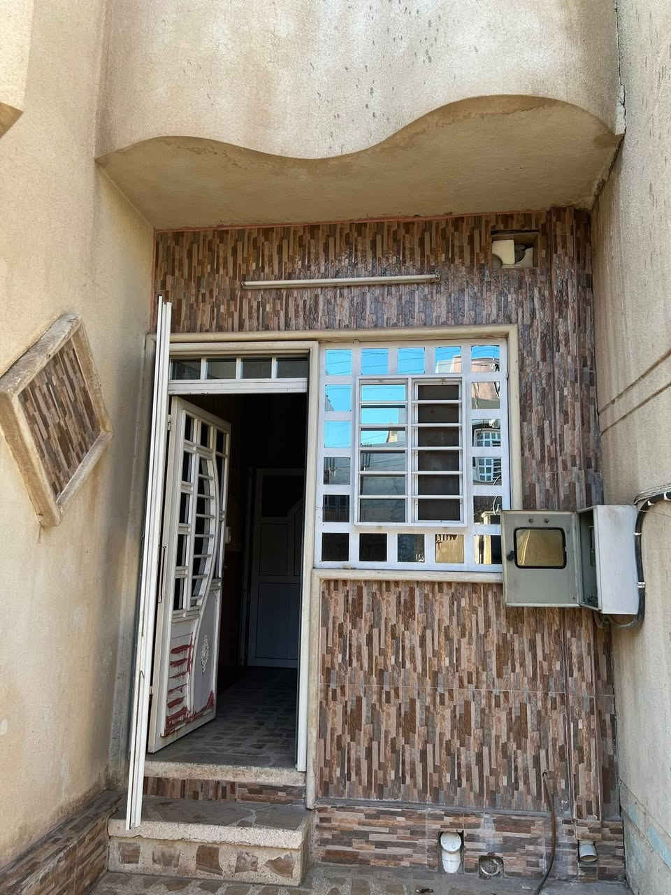 السلام عليكم 

دار للبيع وبسعر مناسب 

دار في حي الصديق الثانية 

قريب جدا من متنزه الصديق ومدرسة الرياض 

مساحةً 108  م

 واجهه 6 م 

اتجاه شروق تام 

طابق واحد 

يحتوي على غرفة نوم واحدة 

هول استقبال مخزن مطبخ وصحيات  وبيتونا 

السعر  140  مليون قابل للتفاوض 

للاستفسار مراجعة مكتب المدينه سايدين الصديق 

***********

***********
