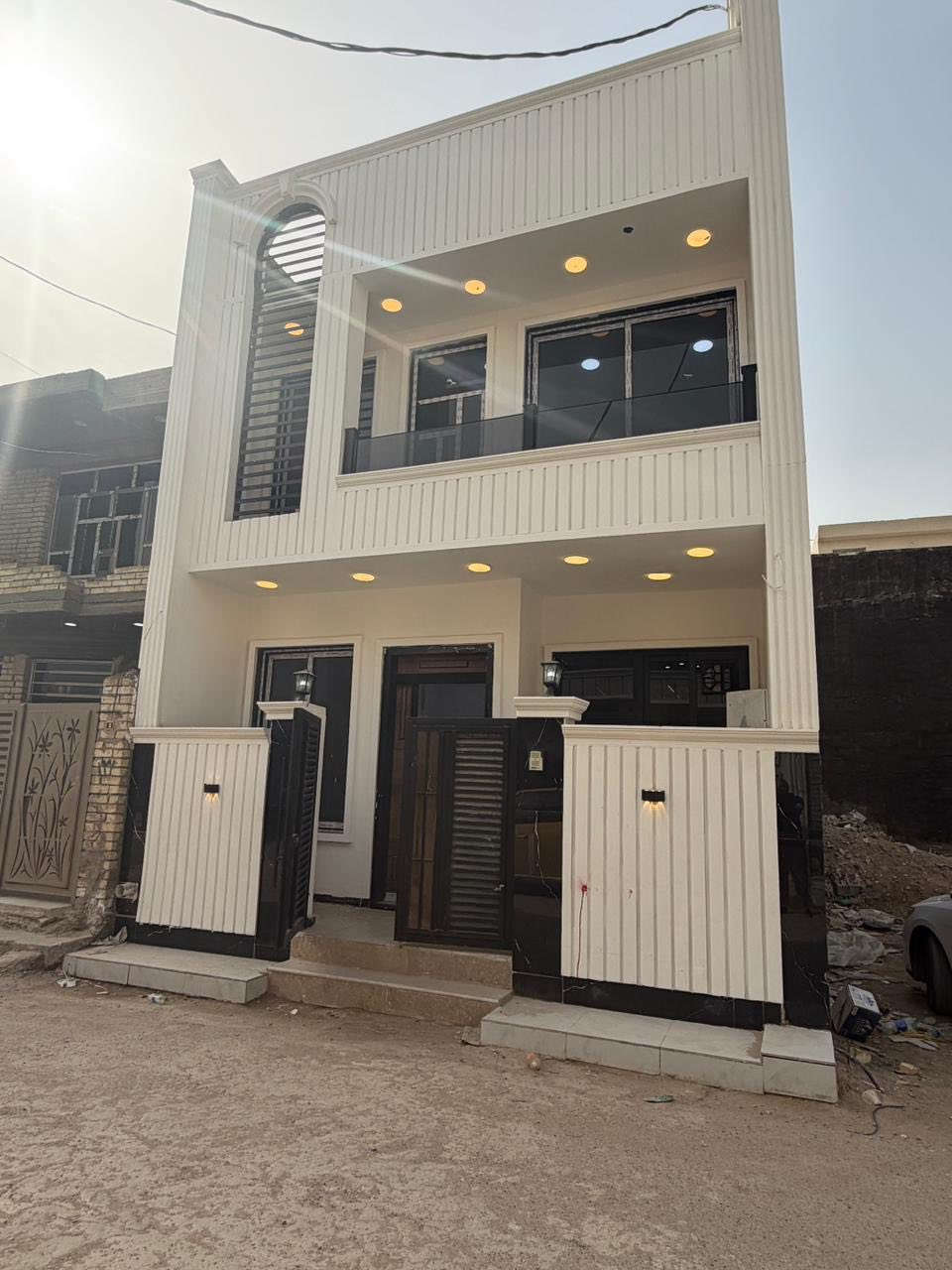 � للبيع منزل فاخر – جاهز للسكن فوراً🏠

📐 المساحة: 100م
📏 الواجهة: 6.25م | النزال: 16م
📍 الموقع: بغداد – الدورة – البوعيثة – العدل الاول
📑 السند: طابو زراعي (25) مشمول بالتطويب

🔹 مميزات تخليك تطمّن:
✔️ منطقة سكنية راقية وهادئة
✔️ قريب من كل الخدمات
✔️ شارع عريض
✔️ موقع ممتاز للسكن والاستقرار

🏠 تفاصيل البيت:
▪️ 4 غرف نوم
▪️ صالة مريحة
▪️ مطبخ عملي
▪️ 2 حمام
▪️ حولي + بيتونة كبيرة
▪️ مناور للتهوية والإنارة

✨ تشطيبات فاخرة (فول مواصفات):
🔸 درج مرمر
🔸 أبواب داخلية تركية
🔸 أبواب خارجية قاصة
🔸 ديكورات جبسن بورد أنيقة

📞 لا تضيع الفرصة
📲 اتصال / واتساب: ***********

—
