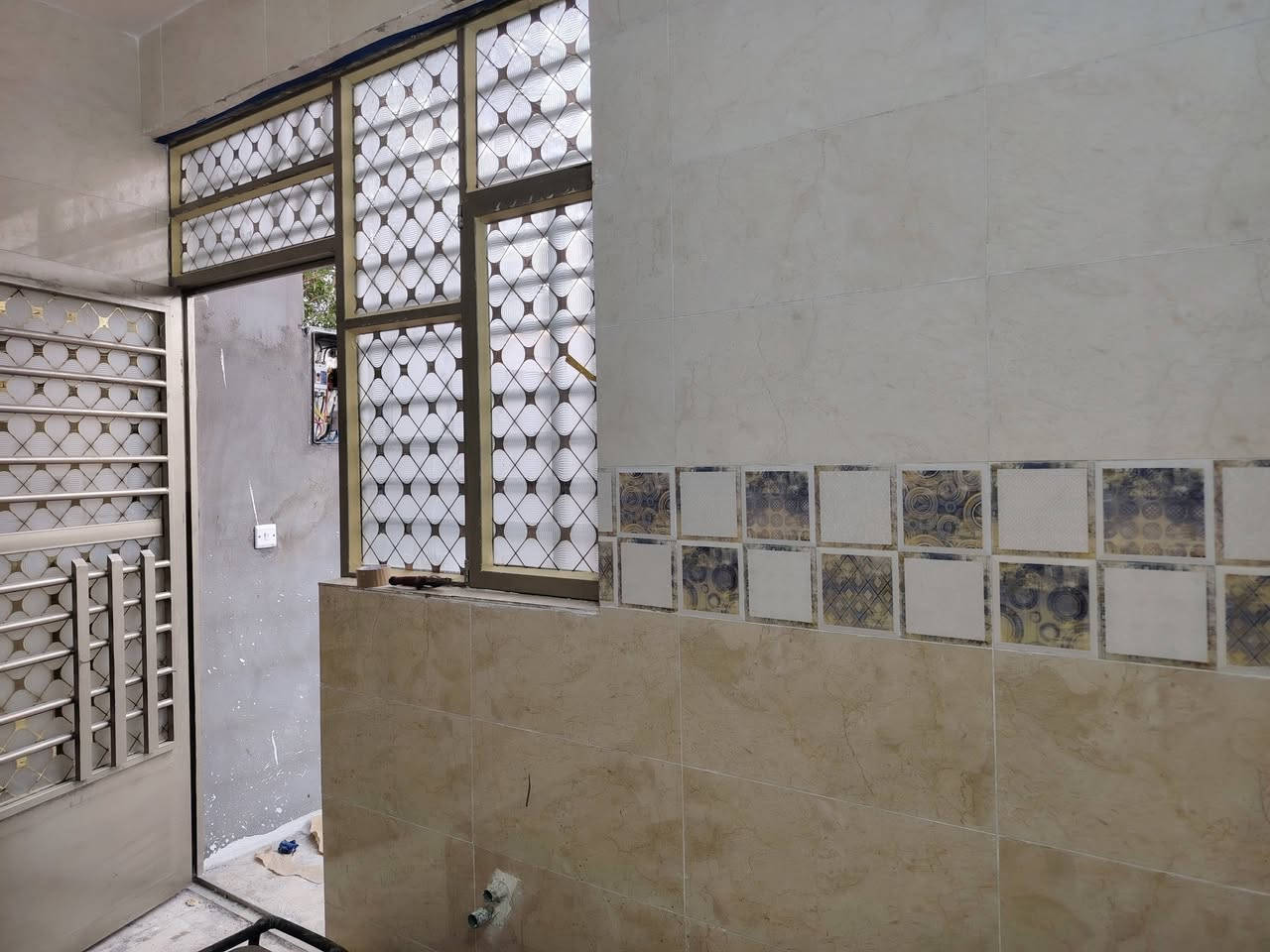 يالله سلام عليكم دار للبيع بغداد المدائن قرب تقاطع حساني بستان الكراغول قريب على السوك الإمام سلمان المحمدي ع زراعي على قرار ٢٥ خدمات كامله تبليط كهرباء ماء الدار يتكون من غرفه صاله ستقبال مطبخ صحيات داخلية خارجيه مساحه الدار ١٠٠ متر واجهيه ٧ ونص نزال ١٥ الدار فارغ حاليآ بعده ممسكون السعر ٦٥ وبي مجال للاستفسار الاتصال على الارقام *********** أو *********** وات ساب
