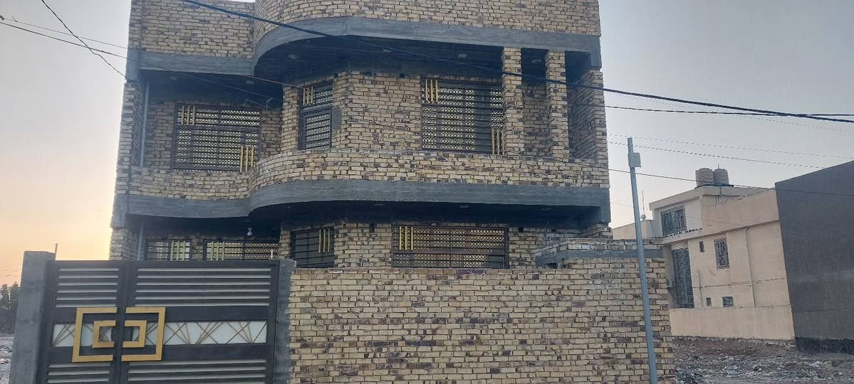 دار للبيع طابو صرف المساحة ٢٠٠م طابقين
الطابق الأول استقبال مطبخ غرفتين نوم +صحيات داخليه وخارجية 
الطابق الثاني غرفتين +صاله ومجمع صحيات كامل 
البيت نقص فقط بورك +أرضية السعر ١٦٥ وبي مجال 
*********** رقم صاحب الدار- موقع البيت سيف سعد شارع 30 قرب الملعب
