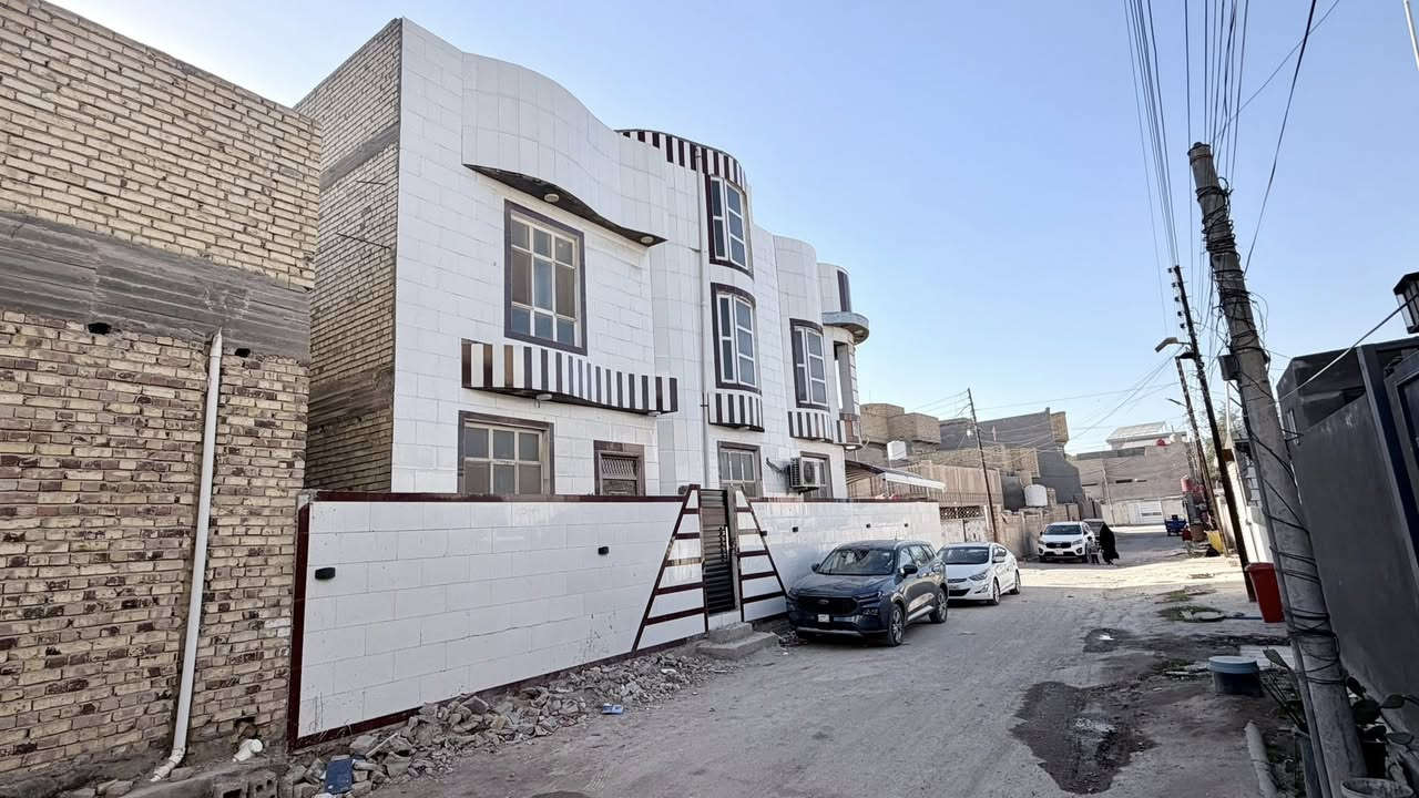 بيت في الجمعية ركن 200 متر موقع مميز جداً
الفرع المقابل حسينية محمد امين
خدمات كاملة من جميع النواحي

#البيت فارغ حالياً مباشر المشتري يستلم البيت ☑️
ــــــــــــــــــــــ
اساس رفــــــت 
بناء طابــــــوق 
سقف صــــــــب 
أرضية مرمر طابق أول 
سيراميك اسبانـــي 
افضل المواد المستخدمة في البناء 
ــــــــــــــــــــ
الطابق الأول 
غرفة نوم 
صالة 
استقبال 
مطبخ حار وبارد والكاونتر والثلاجة هدية مع البيت 

مجمع حمامات وصحيات داخلي وبانيو وغربي 
وخارجي صحيات وحمام 
كراج سيارة 
حديقة 
༺༻༺༻༺༻༺༻
الطابق الثاني 
غرفة نوم 
مطبخ حار وبارد 
مجمع حمامات وصحيات 
أرضية بورسلين اسبانـــي 

البيت جاهز للسكن مابيه نقص 
ومتكامل من جميع النواحي 
ــــــــــــــــــــــــ
السعر والتفاصيل خاص ✅
ــــــــــــــــــــــــ
للأستفسار أكثر مراجعة 
#مكتب_محمد_الجبوري لبيع وشراء عقارات القاسم والمقاولات العامة والتصاميم الهندسية 
#المكتب_مجاز_رسمياً والمكاتبات رسميه لضمان حقوقكم ✅ 
#عنوان المكتب شارع الجديدة مقابل مدرسة الزهراء مجاور اسواق نمبر ون 
***********  📲 
***********  📲
