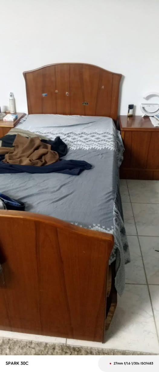 السلام عليكم 
جرابي ام النفر عدد 2 خشب ثكيل تكمه مو سوكي
وميز تواليت وكومديات وميز احذيه 
السعر 350 وبيهن مجال العنوان شارع فلسطين 
***********
