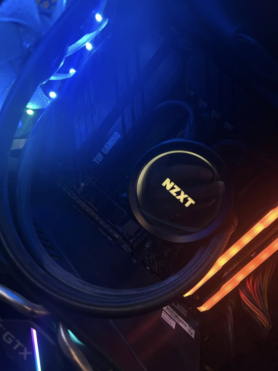 كرت الشاشة: 1660super asus 6g oc يعني مرفوع السرعة
المعالج: 5600x 
الرامات: 16*2 corsair 3600  تكدر تغير الوانهم من التطبيق 
البورد: b550 asis tuf gaimng
التخزين: m.2 512 lexar
1thdd
Psu: 700 watt thermltake
مبرد مائي 280 nzxt هذا المبرد يبرد حتى i714700k سعرة اول مانزل 150 دولار ولحد الان غالي
شاشة شاومي 1080 75 هرتز حوافها سلم تفيد للبثوث 
شاشة msi البنل مالتها الوانه مو واضحة بسبب ضربة 144 هرتز 1080 منحنية هاي هدية ويه البي سي
الكيس مثل ماتشوفون كدامكم
طبعاً التجميعة تكدر تطورها لأن البورد قوية والرامات 32 ترددهم زين منصة كلش حلوة وبراندات كلها قوية ماكو براند ممعروف موجود كل الكراتين فقط المعالج ماكو والتخزين ماكو ووياها كيبورد وماوس وماوس باد وكيبل لان عشر مترات وادبتر وايفاي هيج سعر متحصلون
السعر 950 بدون عملة 
الرقم اتصال واتساب ***********
العنوان بغداد الشعب حي البساتين
