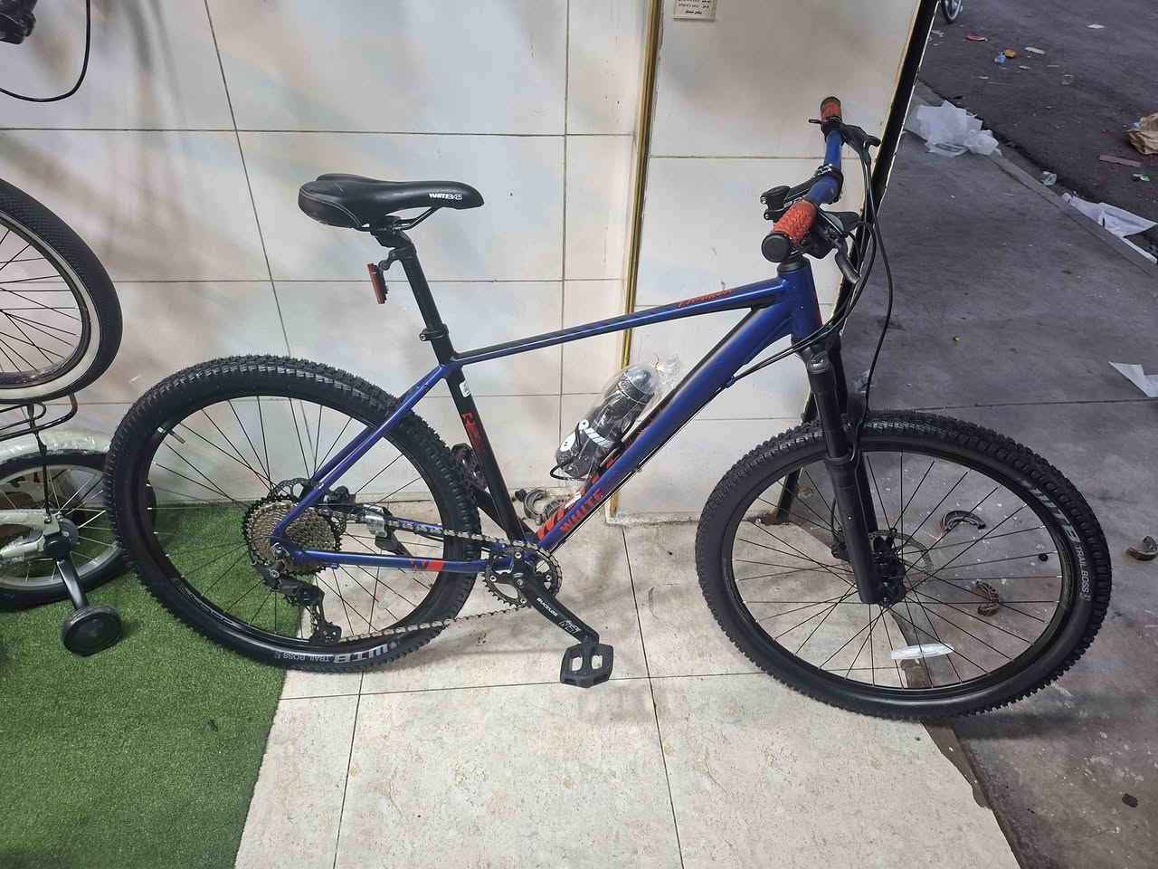 دراجه حجم 27.5
قياس فريم L
نظام دبل هواي قفل فتح ستيرن 
لون حلو مميز 
11 گير  سيستم شيمانو deore rd m 5100
براكيت bucklos  
بريكات دهن عيملاق شيمانو tektro mt275 
ويالات بوربرن اصلي اورجينال 
اطارات عريض 2.35 
دراجه مثل دبابه 
عنوان اربيل سوق باسكيلات مقابل گراج سلام 
متوفر توصيل كافه لكل محافظات 
واتساب موجود ***********
بنسبة سعر بلاش فقط  395 دولار 
👆👆👆👆👆👆👆👆👆👆
