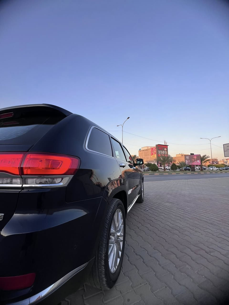 جيب سومت اعلى فئة 2018 (🔹نيلي)
وارد امريكي. حادث  جاملغ ايمن وبنيد بدون ايرباك اسياره 
فول مواصفات السيارة( ماشيه 102 كيلو ) 
تشغيل بصمة + تشغيل عن بعد + بصمة ابواب 
مري كهرباء + قلاب + ترحيب +هيتر مع رادار جانبي 
كشنات جلد + كهرباء + حار بارد. + ذاكرة. 
فحتة سقف بانوراما  /  صندوق كهرباء /   جكات / دفع 4*4 /ويل 22 كروم شاشة كبيرة  و كامرة دوارة وحساسات خلفية وأمامية 
ستيرن  كهرباء حار بارد. 
وشاشة عداد ديجتال  نظام قيادة بثلاث أنظمة  
نظام ايكو اقتصادي في الوقود 
نظام صوتي Harman Kardon بعدد 19 سماعة 
نظام مخارج USB وBluetooth وكاري بلاي 
نظام مثبت سرعة ذكي   /  تنبية النقاط العمياء. 
نظام توقف ذاتي. ( فرامل تلقائية ) 
محرك 6  سلندر.  V.   3600. 
وبعد اهواي بيها مواصفات عدى
السيارة مكفولة كير ومكينة وميكانيك  
صدر  امامي خلفي جديد. تخم تاير جديد. باتري جديد 
رقم . بغداد بأسمي. تحويل ثاني يوم 
مكان السيارة. بغداد 

رقم الهاتف (***********) نفسه بي واتساب
