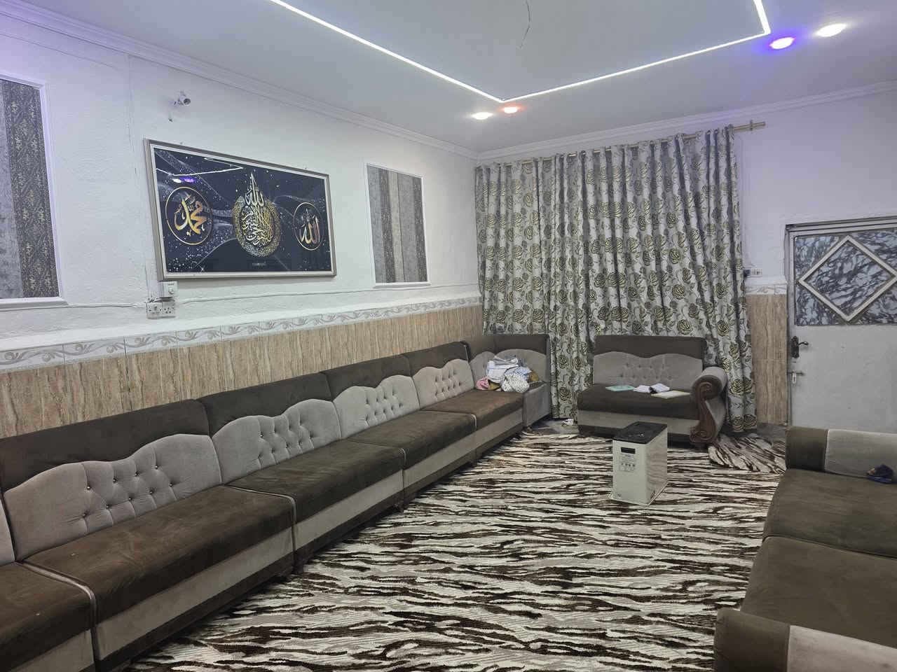 السلام عليكم
للبيع بيت مساحة ١٨٥ م 
الموقع حي الحكيم شارع علاء غريب يبعد عن الشارع العام اقل ال ٥٠ متر اول شارع على الجهة اليسرى 
البناء بلوك السقف صب مسلح و الغرفتين عكادة الأرضية سيراميك 
يتكون البيت من غرفتين نوم وصالة جبيرة وصالة صغيرة واستقبال ومطبخ وصحيات داخلية وخارجية 
مربوط على مجاري رئيسية السعر 45 وبي مجال
للاستفسار الاتصال على الرقم ***********
