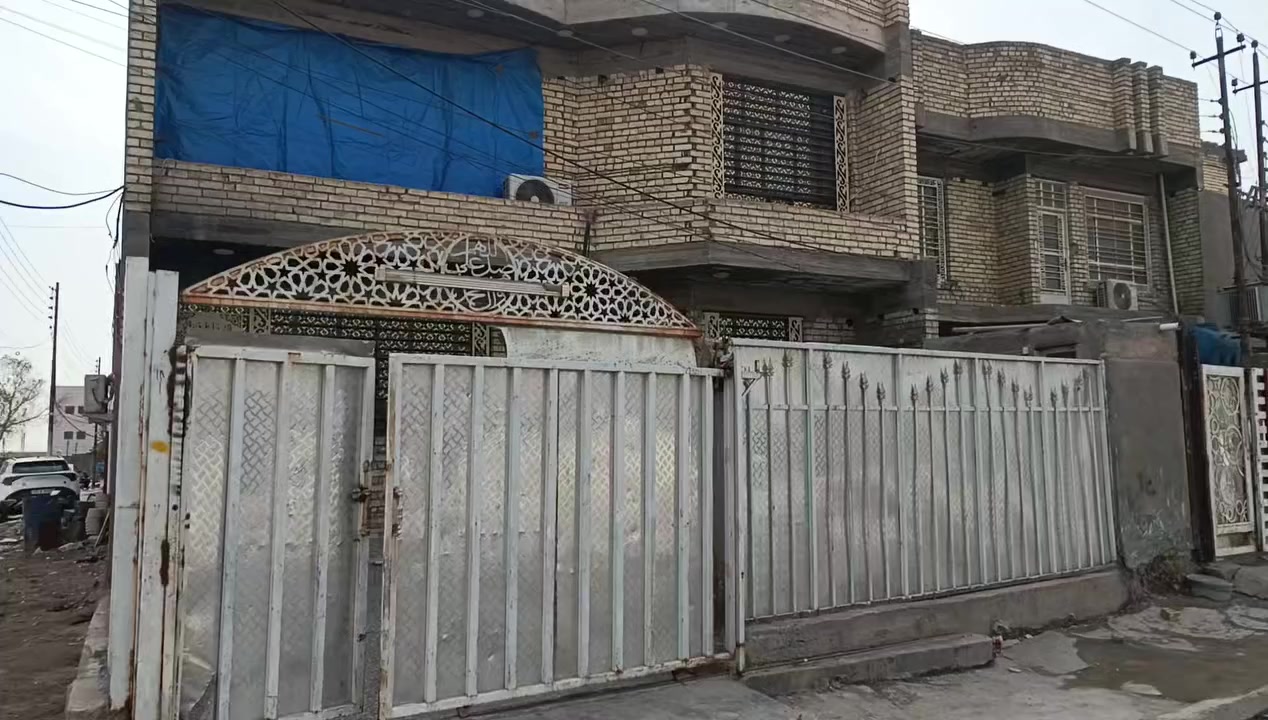 السلام عليكم بيت للبيع المساحة 150م/ مربع مع تشجير 200م/ المكان بغداد حي السلام قرب  مستشفى الفضيلية 4 غرف نوم حمامات 2 صاله كبيره مطبخ استقبال اي استفسار اتصل على رقم ‏‪***********‬‏
