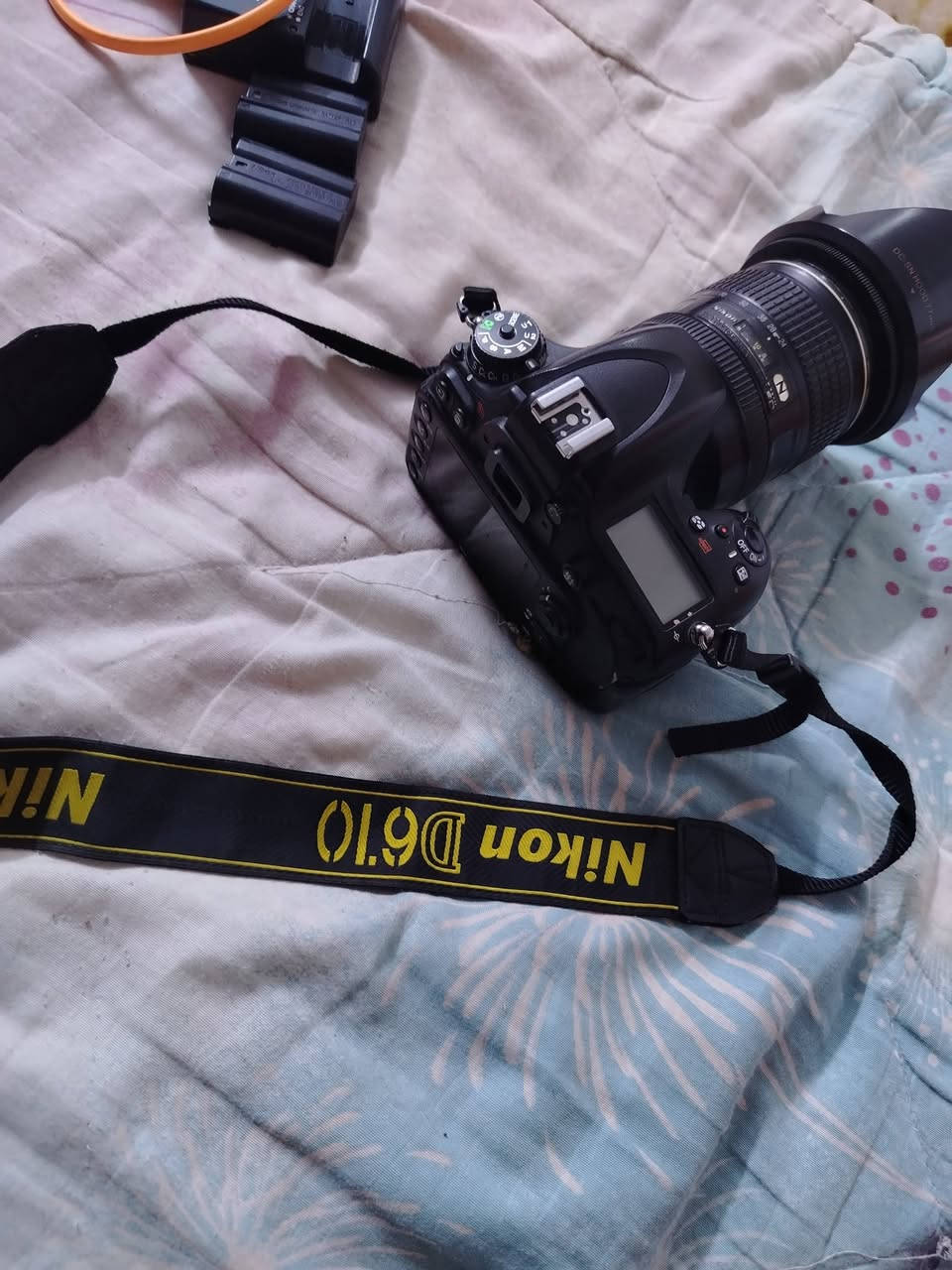 فول فريم
شاحنه خارجيه
بطاريات ٢
حزام
٦١٠ بجيس بيهى صوره وفيديو يكتل بمليون وبيهى مجال***********
