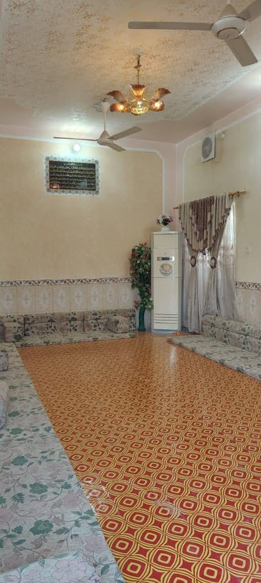 السلام عليكم
بيت طابو صرف للبيع ركن طابقين المساحه 250م 
الدور الأول متكون من غرفتين وصالتين واستقبال ومطبخ كبير ومجمع صحي متكامل داخل وخارج مع گراج وترك بكُل الجوانب 
الدور الثاني متكون من اربع غرف وصاله كبيرة جداً وحمام مشترك وسطحين 
الموقع // گرمة بني سعيد _ شارع ابو اثير المضمد قرب السوق
للأستفسار//***********
