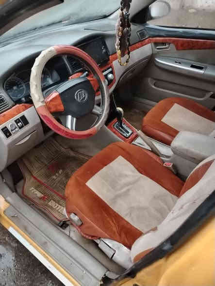 السلام عليكم ليفان للبيع 2011 مكينه كير عل فحص كير اتوماتيك بيها ضربه بل صندوك مصلحه  او بيها ضربه من كدام مصلحه طخم جديد كاربون بانزين شرط تحويل سنويه لي   2030 مشروع وطني  سعرها ٣٦ بيها مجال ***********
