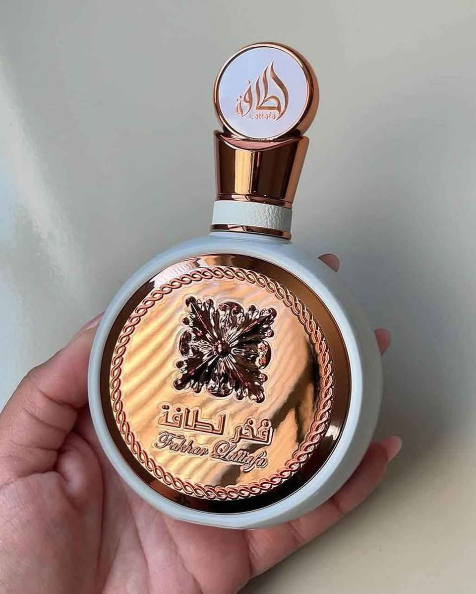 عطور فخر الطافة من شركة لطافة الإماراتية  🇦🇪

🤍 الأبيض (نسائي - نظافة وأنوثة)
 الافتتاحية: ورد، ياسمين، وزهر البرتقال (إحساس بالنظافة).
 القلب: فواكه (فراولة ورمان) مع مسك الروم.
 القاعدة: فانيلا، مسك أبيض، وخشب الصندل (ثبات وعمق فخم).

🖤 الأسود (رجالي - حيوية ورزانة)
 الافتتاحية: تفاح أخضر، زنجبيل، وبرغموت (طاقة وانتعاش).
 القلب: ميرمية، لافندر، توت بري، وإبرة الراعي (لمسة رجولية).
 القاعدة: خشب الأرز، تونكا، عنبر، ولبان (ثبات عالي ورزانة).

💛 الأصفر (جذاب - طاقة وفخامة مخملية)
 الافتتاحية: جريب فروت، فلفل وردي، وفواكه استوائية (طاقة فورية).
 القلب: مسك الروم، سوسن، وياسمين (نعومة مخملية).
 القاعدة: عنبر، فانيلا، خشب الصندل، ومسك أبيض 🤍

للطلب والاستفسار دايركت يوجد توصيل لجميع المحافظات العراق 🇮🇶 كربلاء, العراق


**إذا كنت صاحب هذا الإعلان وتريد حذفه لأي سبب، رجاءا أرسل رسالة إلى الدعم الفني**
