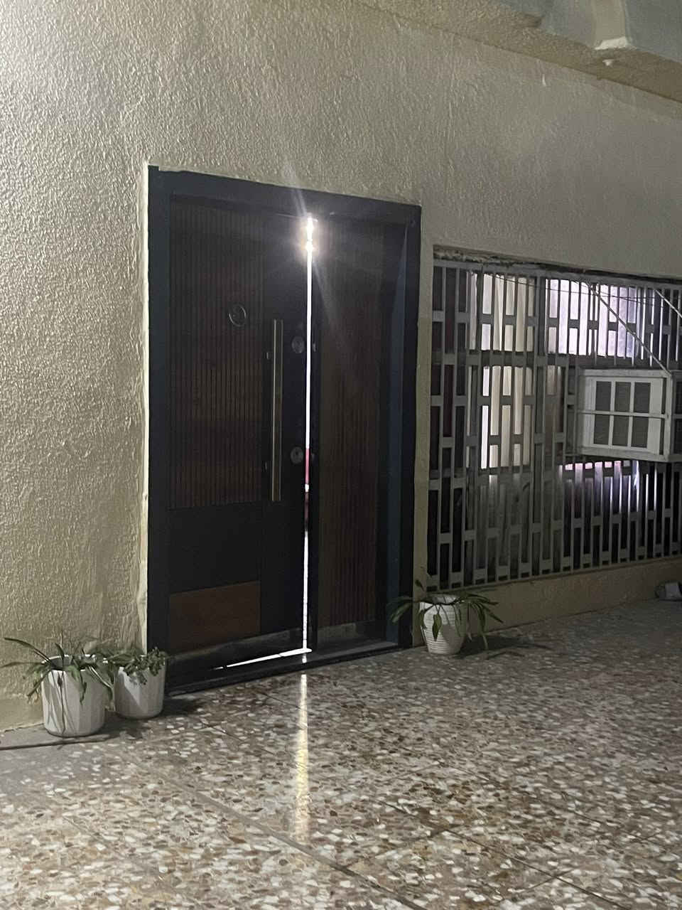 البيت للبيع حي الأعلام الكرخ مساحة ٢٠٠ م واجهه ١٠ نزال ٢٠
٣ غرف نوم ٣ صحيات و بناء محدث 
‎سعر ٤٢٠ 
***********
