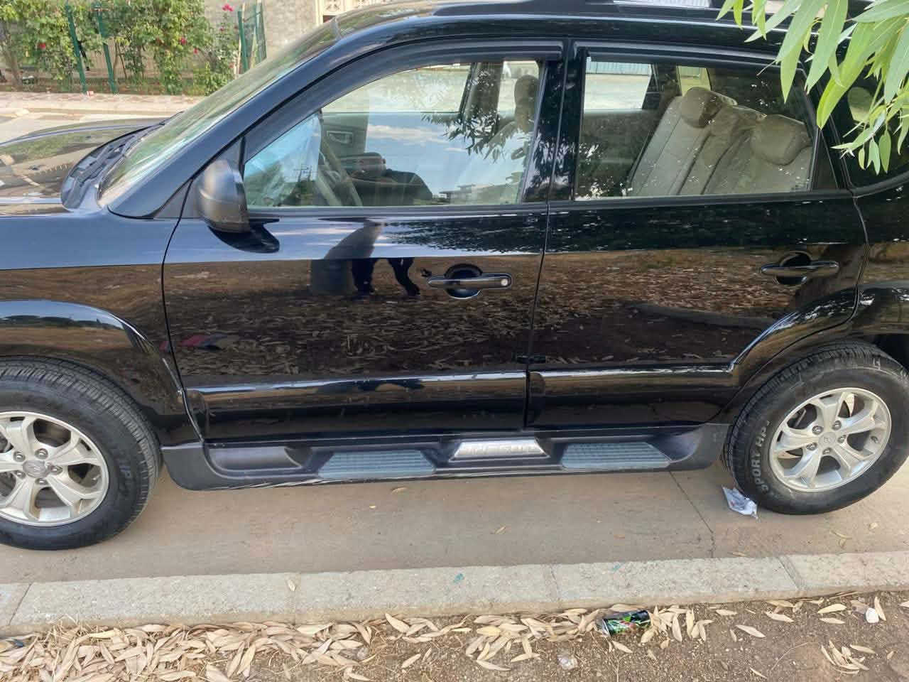 هۆندا (هیۆندای) تۆکسۆن مۆدێل: 2009 کڵین بێ بۆ بۆیاخ ڕۆیشتن: 200,000 km مەکینە، گێڕ و تەبرید (سارد و گەرم) بەشەرت

مواسەفات:
شاشە و کامێرا
ABS
وێڵ کرۆم
باری دەدەن و بۆیاخ:
پێش و پشتی کەپسە (بێ دەعم، بێ لێدراو، بێ بۆیاخ و بێ پارچە گۆڕاو).
دوو شوێنی قوپاوی بچوکی هەیە کە دیار نییە، لەگەڵ کەمێک شوێنەواری تەرزە.
سەنەوی: 1 ساڵ ڕێپێدانی ماوە (تەحویل و غەرامە بەشەرت
سعری (88)قفڵ
بۆ پەیوەندی /***********
