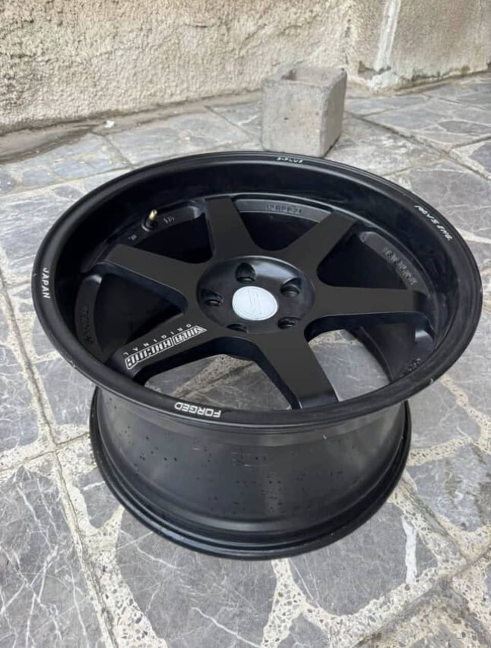 ويل فورجد FORGED ياباني اصلي 
حجم 18 تو سايز
يرهم على السيارات ( الامريكية - اليابانية ) 
عرض الويل الامامي 
* 9,5 inch
مشدود عليه تاير قياس 
* ( 245/45-R18 )
عرض الويل الخلفي 
* 10,5 inch
مشدود عليه تاير قياس 
* ( 275/40-R18 ) 
السعر ٧٠٠$ 
***********
