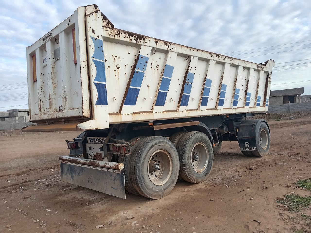 مقطورة مكنسان البلادي درعه 25 كفاله من كلشي وزنه 9طن منفيس للاستفسار ***********
