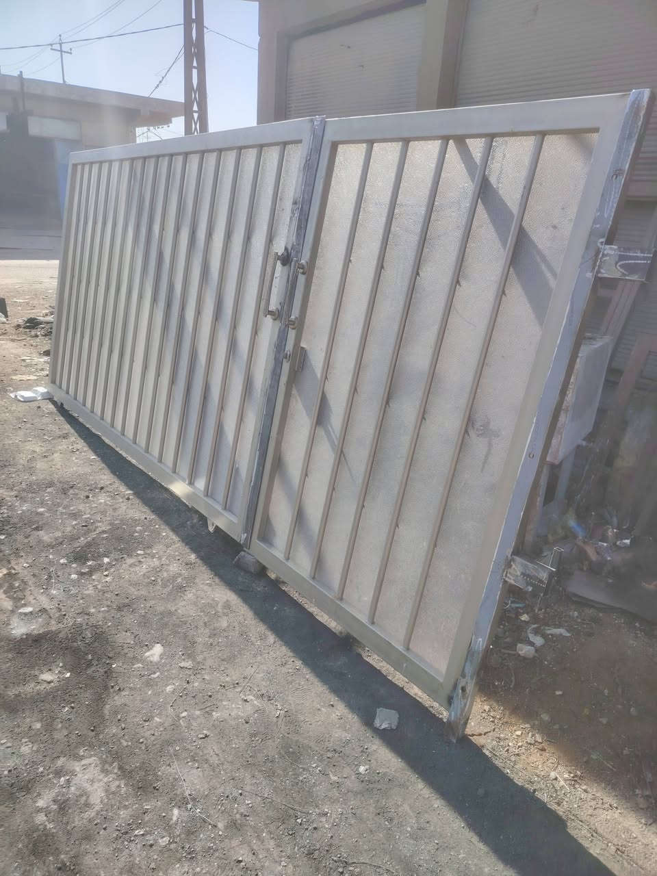 باب سلايت
طول 425 سانتم 
رتفاع 185 سانتم 
حديد ثقيل كابون زجاجي 
مستعمل شي قليل 
مكان فلوجه تواصل 
***********
***********
***********
