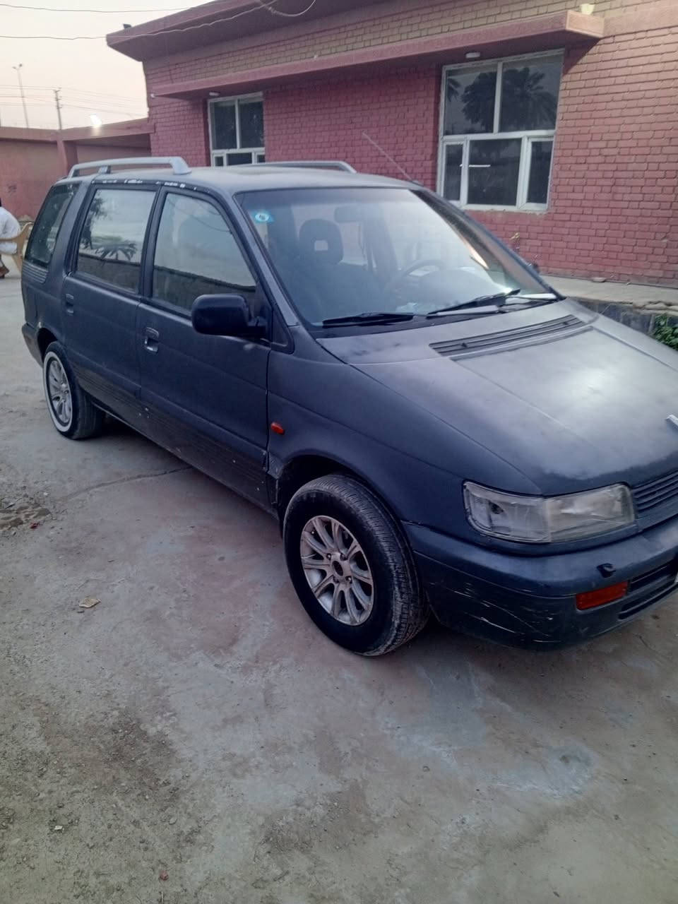 السلام عليكم سيارة مسيبوشي ياباني موديل 93. دفع رباعي رقم بغداد دولي سيارة مكفولة من كل ضربة 
كهربائيات كامله كلها شغاله تخم تاير نضيف وحدايدة ممتازة صدر امامي خلفي جدد.. 

 الكشر شوف العين  السيارة بأسمي تتحول السيارة بأسمك ثاني يوم 
  كير عادي 
سيارة مال جناي
داخل جديد ع البلاد فتحة سقف سلايد روف 
محرك 2400 اربعة سلندر دفع رباعي 
كلشي شغال ماسحات امامية خلفية شغالات 
الهاند بريك شغال
 المكان بغداد ابي غريب 
السعر 50ورقة وبيها مجال قليل للشراي رقم الهاتف ***********
***********
