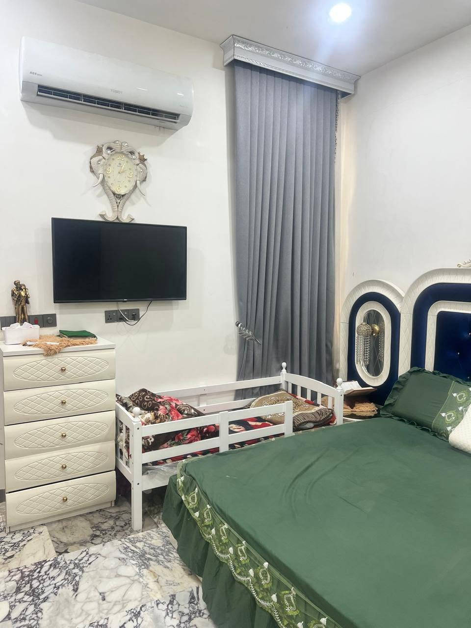 سلام عليكم بيت للبيع المكان جسر ديالى الجديد منطقه الكرغوليه مقابيل مذخر الأدويه مساحة البيت 280متر البيت يباع معا الأثاث كامل البيت بناء حديث وشغل درجه أولى طابو زراعي قرار 25تحويل بسم المشتري بل محكمه الاتصال ***********ابو علي
