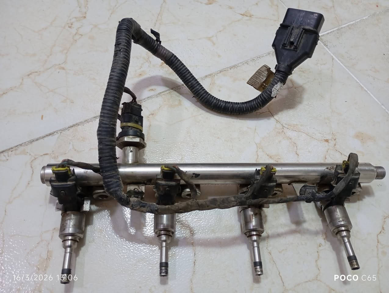 السلام عليكم مروحه مال كيه صول موديل 2013 مصطره نوزلات كامله بس بيها واحد فاتح البيع ***********
