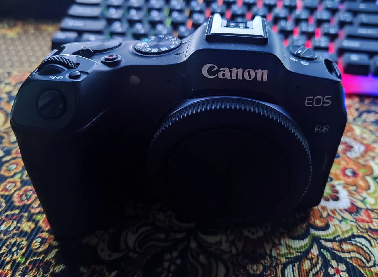 للبيع  R8 نضافة 96٪ السعر يذكر على الخاص او الاتصال ***********
كاميرا Canon EOS R8 كاميرا ميرورليس  خفيفة الوزن وكاملة الإطار (Full-Frame) من كانون، مصممة للمصورين الهواة والمحترفين . تأتي بمستشعر 24.2 ميجابكسل، ومعالج DIGIC X، وتصوير فيديو 4K/60p، ونظام تركيز تلقائي ذكي. تعتبر مثالية  وتصوير  سرعة أدائها وحجمها المدمج
