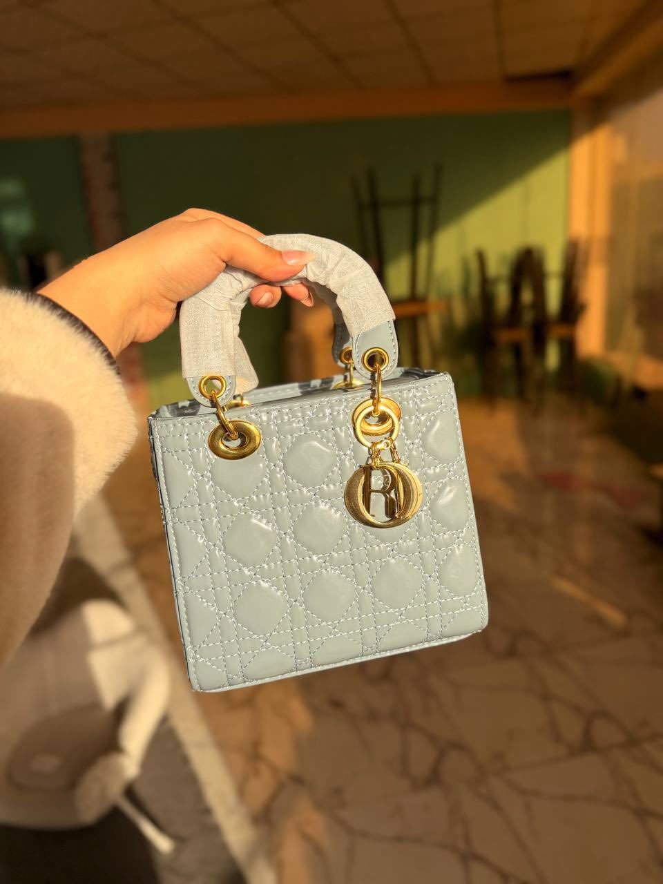 The Icon: Lady Dior Ar
القطعة اللي ما يختلف عليها ثنين.. وصلت وجبة جديدة من حقيبة ديور بلمعتها المميزة وألوانها اللي تخطف القلب.
ب الخامة: جلد لامع (Patent) بجودة عالية.
• التفاصيل: ملحقات ذهبية كاملة.
• السعر: 20 ألف فقط.
٢ الطلب عبر الدايركت (Direct)
(أرسلي صورة اللون اللي عجبج وتدللين)

عندي اظافر ومكياج واكسسوارات وجنط واحذيه
ومكات وهواي شغلات لطيفه بسعر مناسب رسلوني
خاص وادزلكم 
وموجود توصيل لكل العراق


**إذا كنت صاحب هذا الإعلان وتريد حذفه لأي سبب، رجاءا أرسل رسالة إلى الدعم الفني**