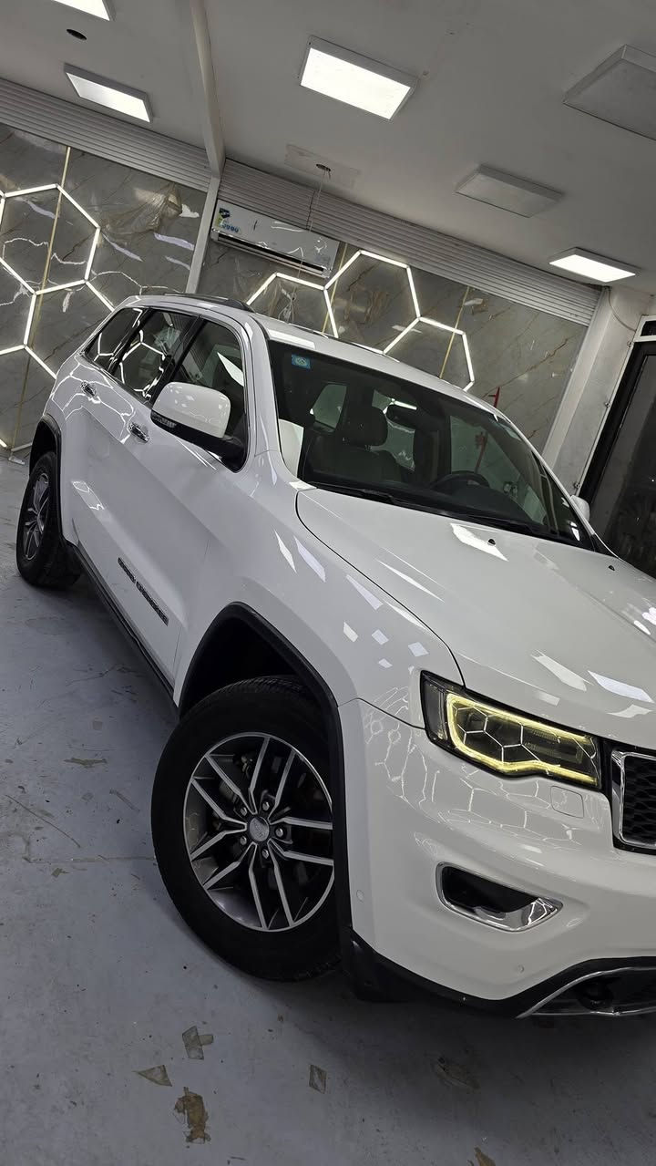 سلام عليكم.
جيب كراند شيروكي خليجي  limted 2017
المواصفات 
بانورما 
تدفئة وتبريد بلكشنات
بصمة
تشغيل عن بعد 
صندق كهرباء
وبعد بيه مواصفات 
السيارة مكفولة وجاهزة مابيه أي نقص 
فقط بيه بارد بسيط باب السكن
للبيع فقط رقم بغداد 
مكاني بغداد المنصور 
السعر ٢٦٥ وبيه مجال بسيط
***********
