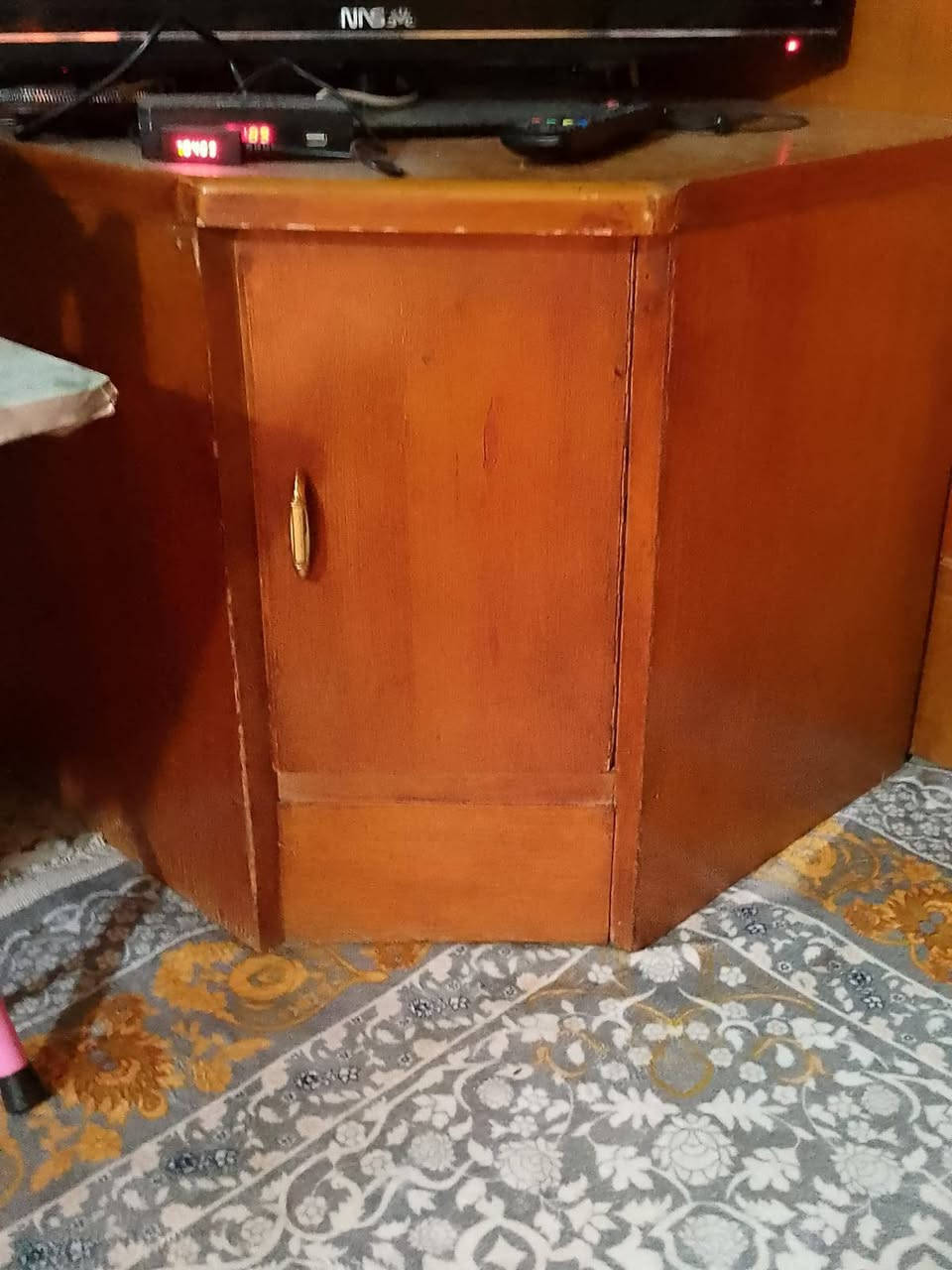 سلام عليكم غرفه نوم  قديمه اربع قطع الي يريدهن يتصل على هذا الرقم ***********
سعر مناسب وبيهن مجال
