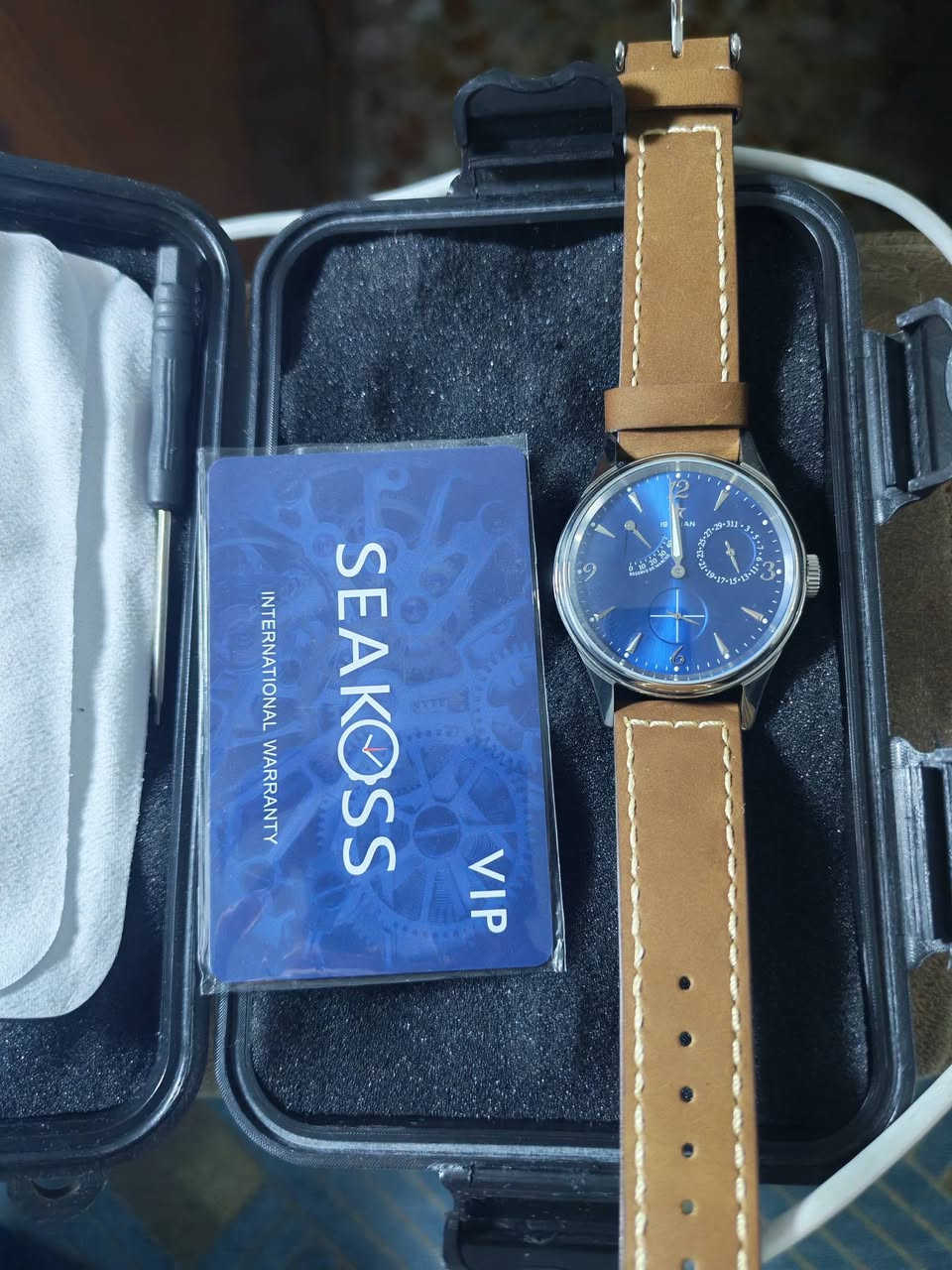 الساعة المعروضة في الصورة هي ساعة 

Seakoss 1963 الميكانيكية الأوتوماتيكية المخصصة للرجال. تتميز هذه الساعة بتصميم كلاسيكي مستوحى من ساعات الطيارين القديمة، وتعمل بحركة Seagull ST1780 المشهورة بدقتها. 

￼AliExpress +3

أبرز مواصفات الساعة:

المحرك (Movement): حركة أوتوماتيكية من نوع Seagull ST1780.

الهيكل: مصنوع من الفولاذ المقاوم للصدأ (Stainless Steel) بقطر 40 ملم وسُمك 11 ملم.

الميناء (Dial): يتميز بلون أزرق أنيق مع عقارب وعلامات مضيئة (Luminous) لتسهيل القراءة في الظلام.

الزجاج: مصنوع من كريستال الياقوت (Sapphire Crystal) المقاوم للخدش.

الوظائف: تتضمن مؤشراً لاحتياطي الطاقة (Power Reserve)، وعقرب ثوانٍ منفصل، وعرضاً للتاريخ.

الحزام: تأتي غالباً مع حزام جلدي عالي الجودة
🛑السعر  85 الف


**إذا كنت صاحب هذا الإعلان وتريد حذفه لأي سبب، رجاءا أرسل رسالة إلى الدعم الفني**