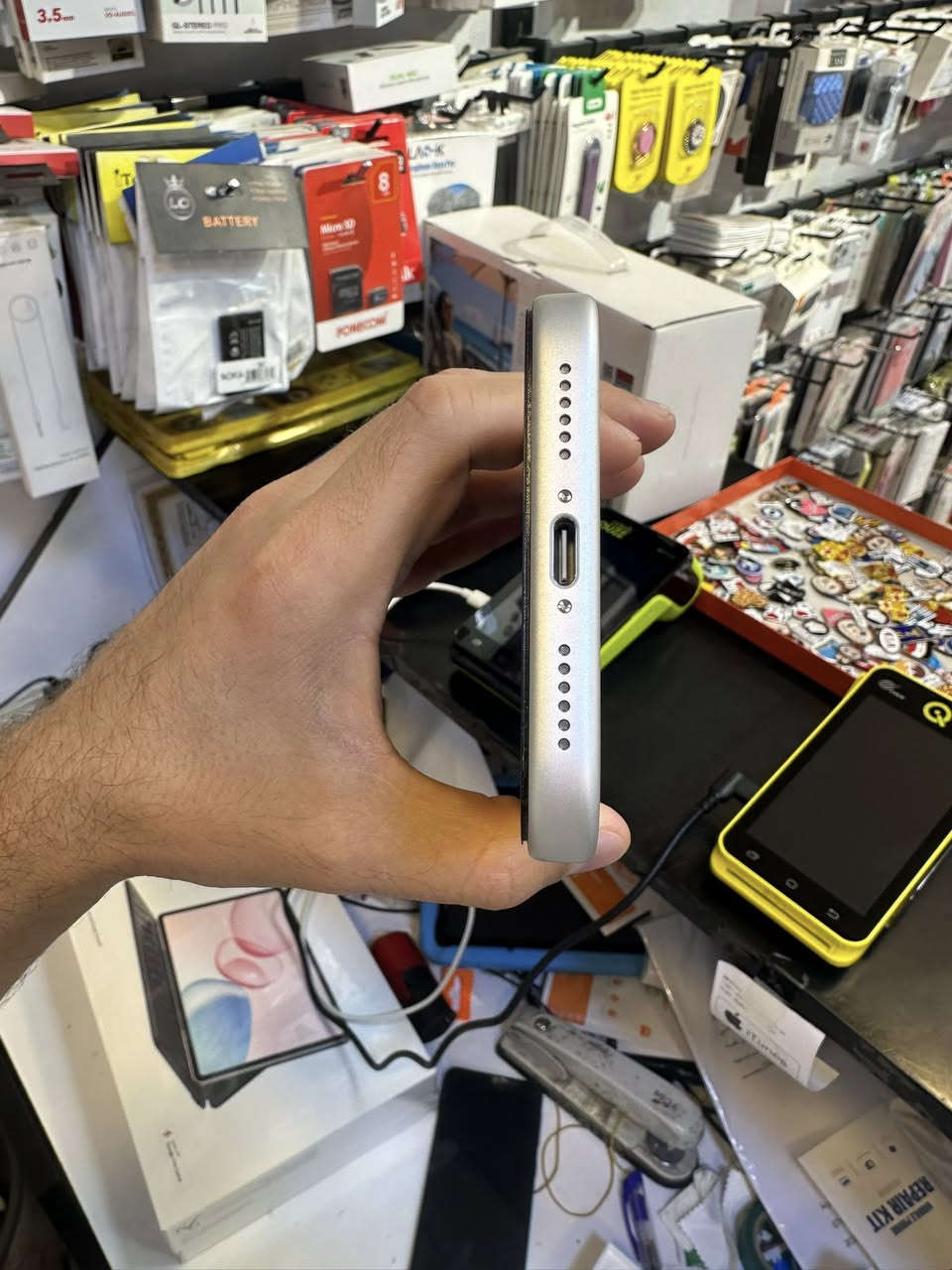 السلام عليكم
Iphone 17 pro max 256GB
اللون سلفر
عربي شرق أوسط AF
بطارية 100 ولا مرة مشحون
نظافة ‎%‎ بس مفتوح من الباكيت
أول البارحة مفتوح من الباكيت
باكيت وكيبل ما مفتوح
ضمان سنة
السعر مليونين و25 قفل
مكاني بغداد العامرية
***********
لا يوجد توصيل
