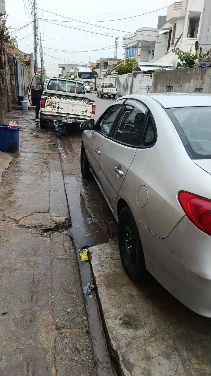 هــــۆندا اڵنترا  2011 عیــزام بـۆیاغ 
جاملۆغی سـایێق تا سەر دەرکەی لێدرایە
بـــێ ناو گرتن پێشو پشت کەپس 
ڕەقەمـو سەنەویێ هەزە نویێە
***********

ئـەگەر سەیارەکەت دەفرۆشیت نامە بنێرە با بلاوی کەینەوە لۆت
