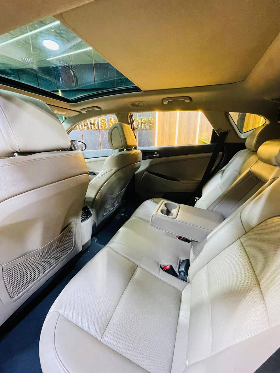 *هيونداي توسان Hyundai Tucson*
* موديل : 2016
* اعلي فئة  ( دفع رباعي AWD )
* وارد الخليج ( مواصفات كورية )
* فبريكا بالكامل ماعدا رفرف وجزء في كبوت
* عداد : 151 الف
*السعر : م


**إذا كنت صاحب هذا الإعلان وتريد حذفه لأي سبب، رجاءا أرسل رسالة إلى الدعم الفني**
