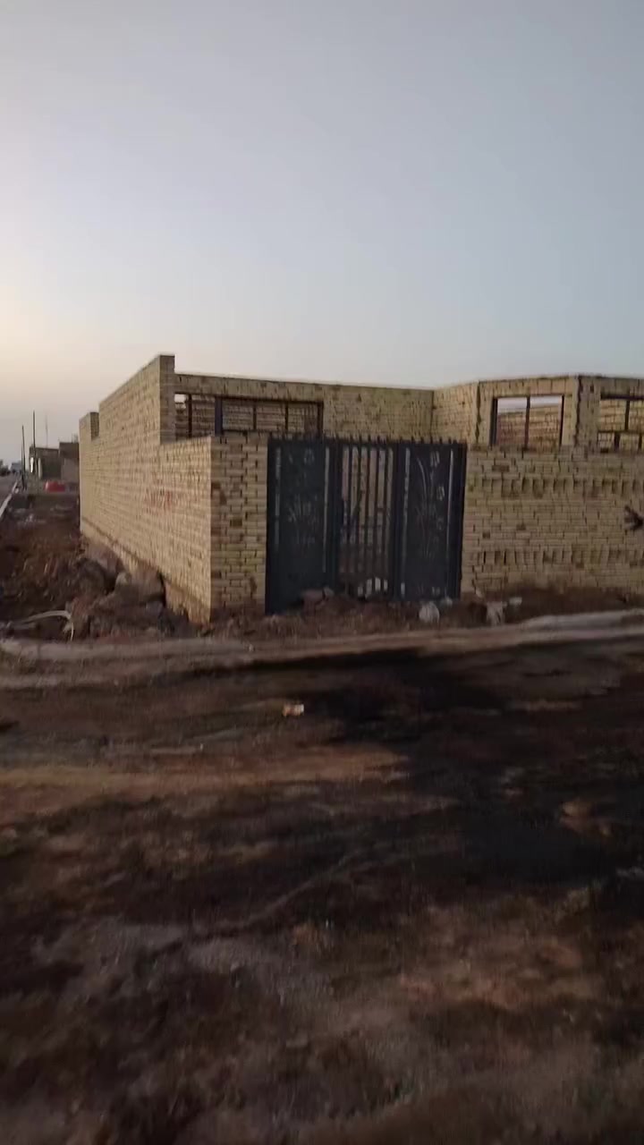 سلام عليكم بيت بالموضفين هيكل كامل معامله كامله ركن ع شارع ١٥ قريب ع مدرسه  ***********
