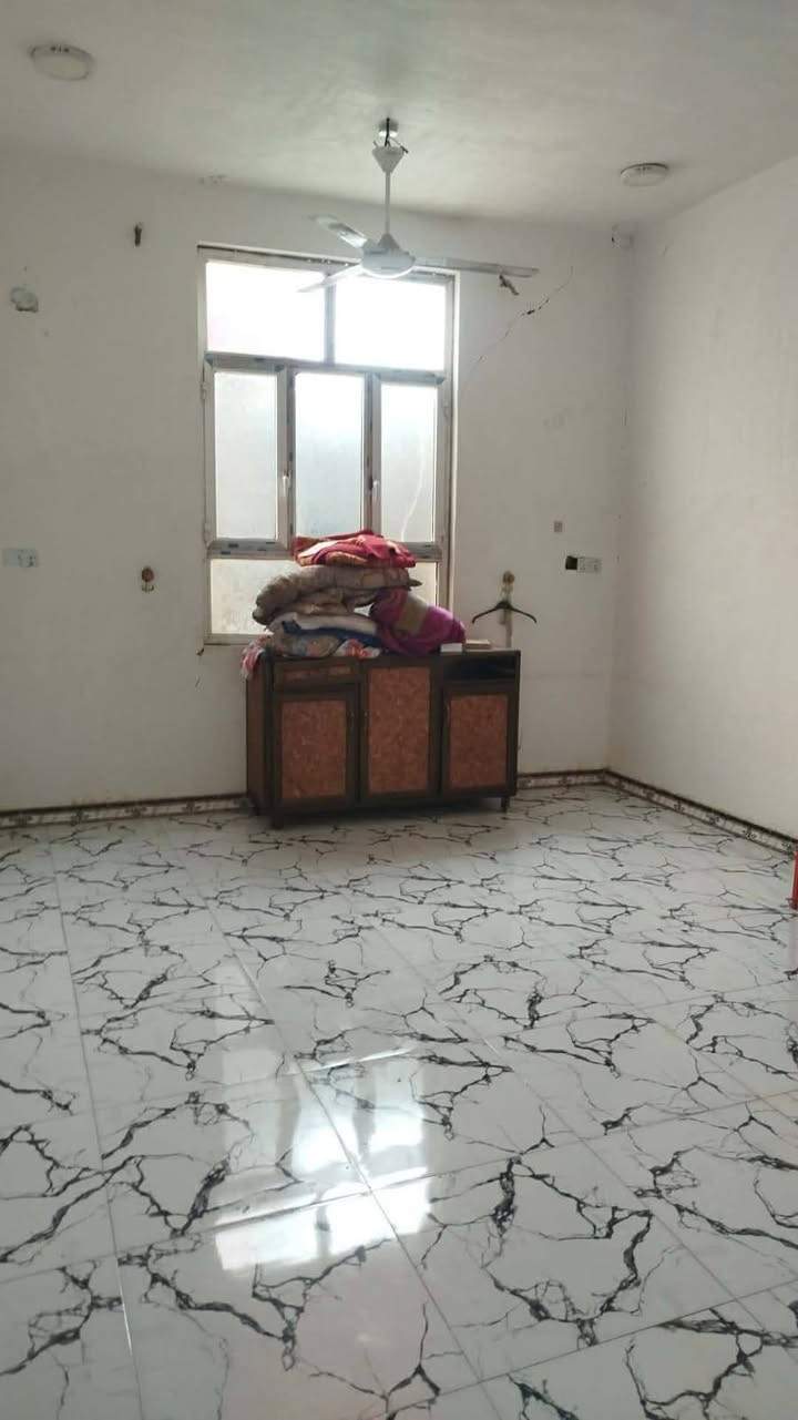 مناسب جدا 
دار سكن بناء 2016
قرب تقاطع حي الصدر والسياسين جهة حي الشهداء الثاني عن التقاطع 150 متر..
مساحة 200 متر طابقين 
الطابق الاول غرفتين وصاله ومطبخ وصحيات عدد 3 وبراني وكراج والطابق الثاني غرفتين وصالة وصحيات..
البناء كونكريت وأساس عالي عن الشارع..
بسعر 130 مليون حر غير مطلوب 
البيت فارغ حالياً وجاهز للسكن من يوم البيع 
للاستفسار 
***********
***********
