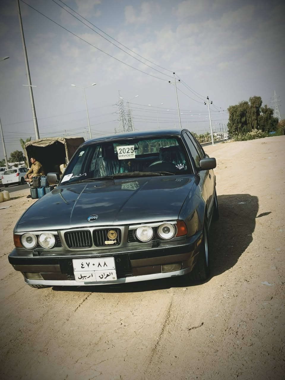 السلام عليكم ورحمة الله وبركاته 
للبيع موديل 92  مصبوغه عام للجماليه بدون حادث 
مكينه مسكر  525
تخم تاير 
صدر جديد خلفي امامي 
مكينه جديده لاصرف ولا بخار 
كهربائيات كلها شغاله 
سبير ويل كب جك بلادي غرفه جلد اسود 
تبريد شغال 
تحويل مباشر باسمنه وكاله عامه 
السعر 70 
***********
