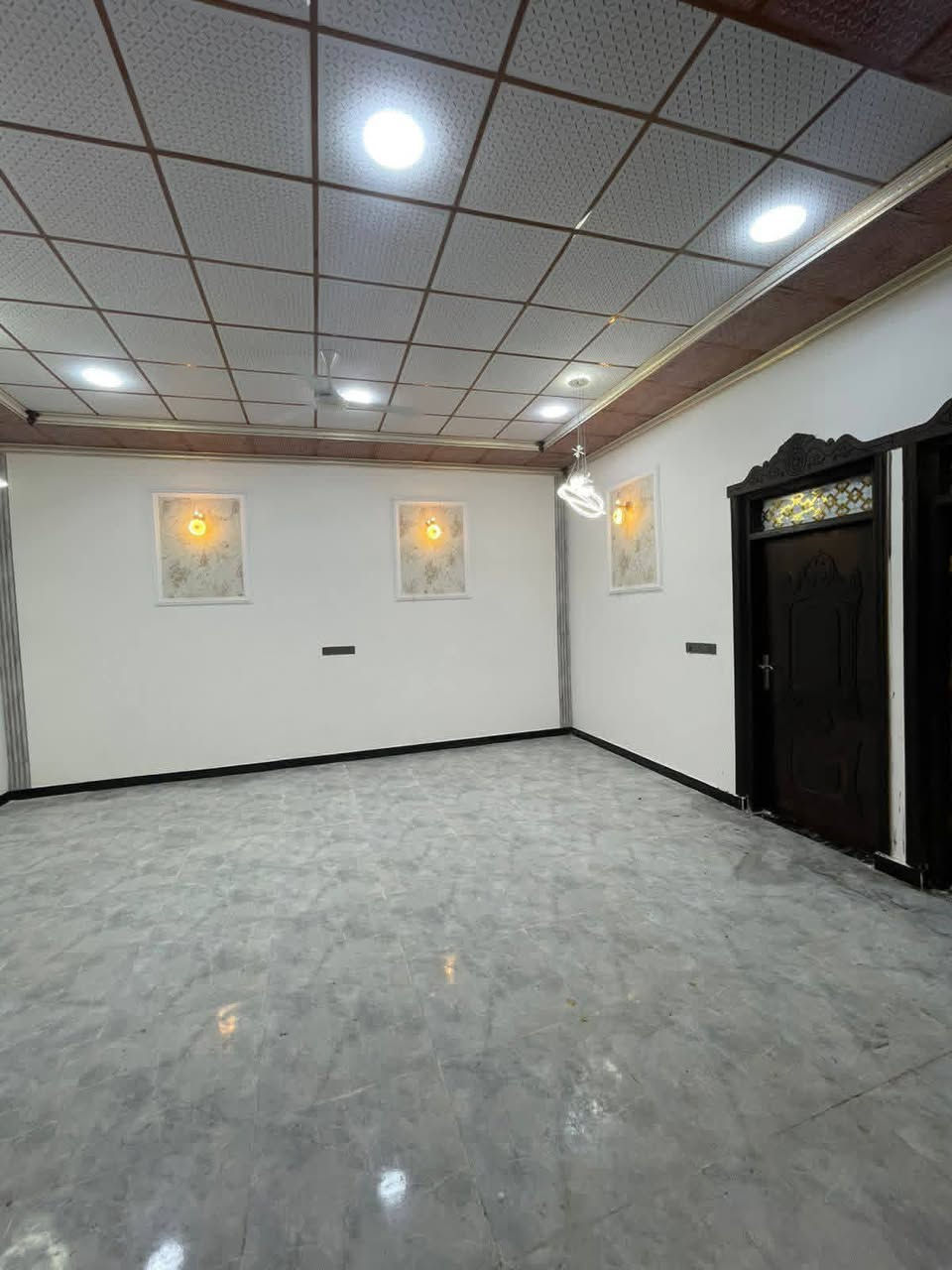 السلام عليكم واسعد الله اوقاتكم
***********
يتوفر بيت للبيع  
سعر بلاش 
#طابو ملك صرف زراعي عراقي سند 25 
مساحة البناء 210م
يحتوي البيت على 
 3غرف 
ديوان 
مطبخ
صاله 
صحيات داخلي وخارجي
كراج سياره

#البناءجديد 2026 درجه اولى وجاهز من كلشي  منطقه
 هدوئ ومتوفر بيها جميع  
 الخدمات ماء كهرباء مدارس قريبه مستوصف سوك كافة الخدمات متوفره

البيت فارق وجاهز للسكن 

البيت يقع على شارع 10م  اناره الشارع كله

#العنوان : بصره ابي الخصيب  قرب مدينة الندلس السكنيه 
( السعر  110وبي مجال )
***********
