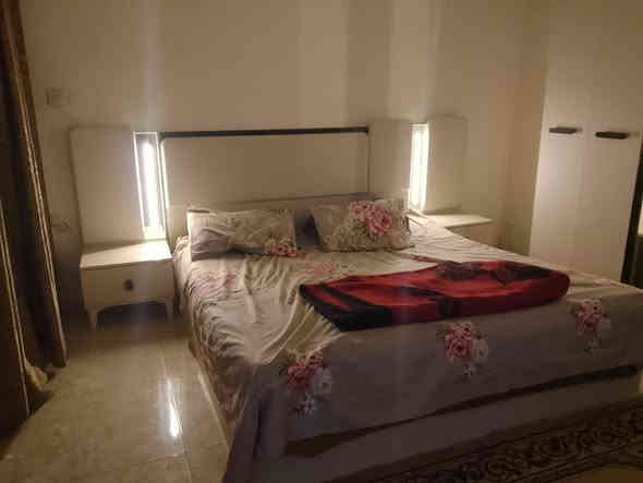 غرفه كامله مابيها اي كسر نضيفه مع دوشك جديد السعر 550 الف وبيها مجال بسيط مكان التراث ويمكنكم التواصل ع خاص او رقم ***********
