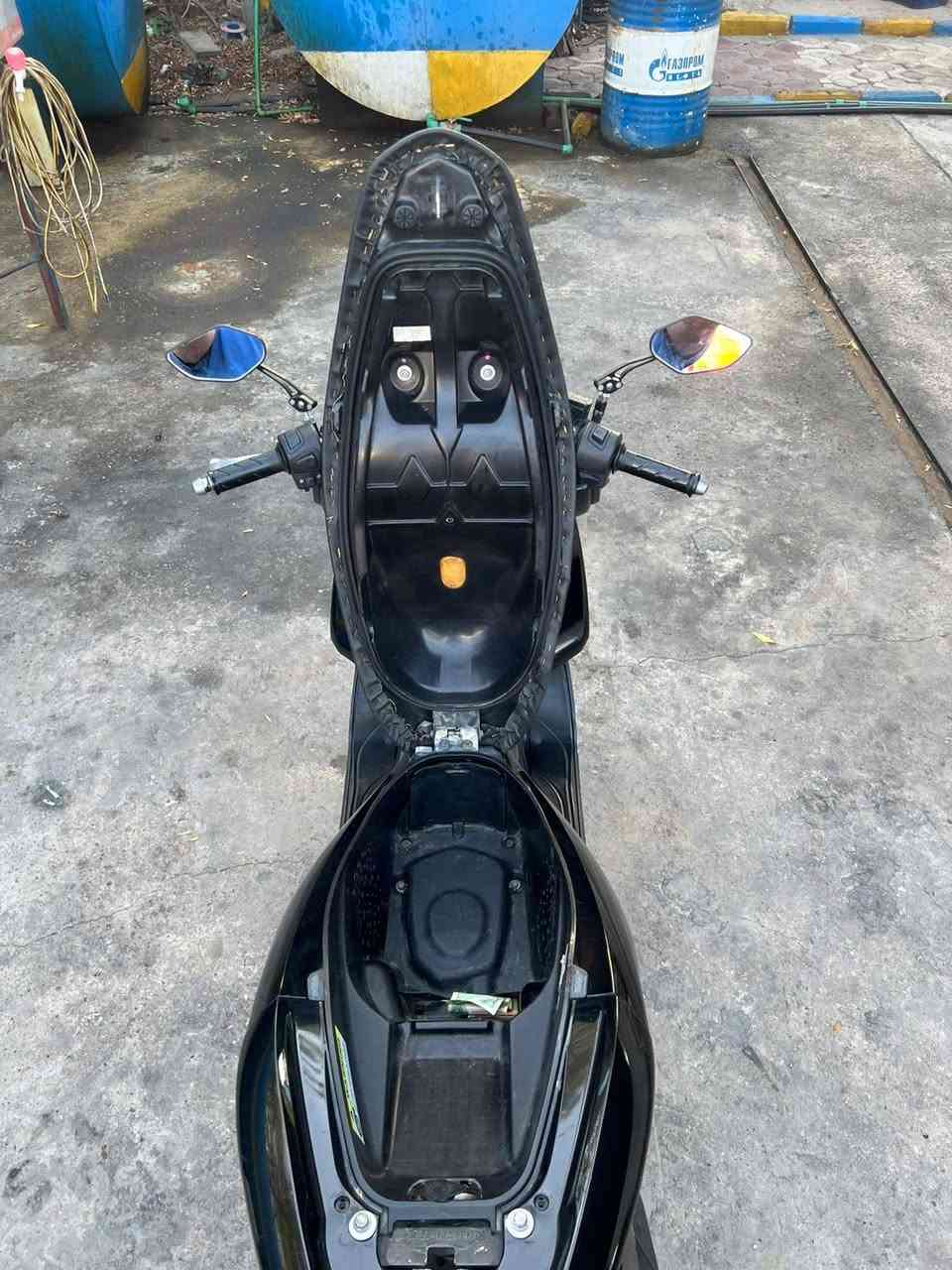 سلام عليكم اخوان
للبيع دراجه PCX جيل[1] ياباني ياباني🇯🇵🇯🇵 jf 
دراجه بلاديه مكينه ابلادي 
دراجه برغي ممفتوح بيه 
كهربائيات حساسات شغاله 
دراجه اي اي نقص مابيه 
صارله شهر من طالعه رمبه 
دراجه مكفوله كفاله عامه 
وجيب فيتر وياك 
ونطيك ضمان بلدراجه
تايرات جدد امامي خلفي 
حساسات A ازدحام وحساس استان كله شغال 
دهن ادير من شركه هوندا 
سعر 1700 بيه مجال للطيبين👑💞
مكاني بغداد حي العامل خلف صناعه 
الاستفسار الرقم ***********📍
