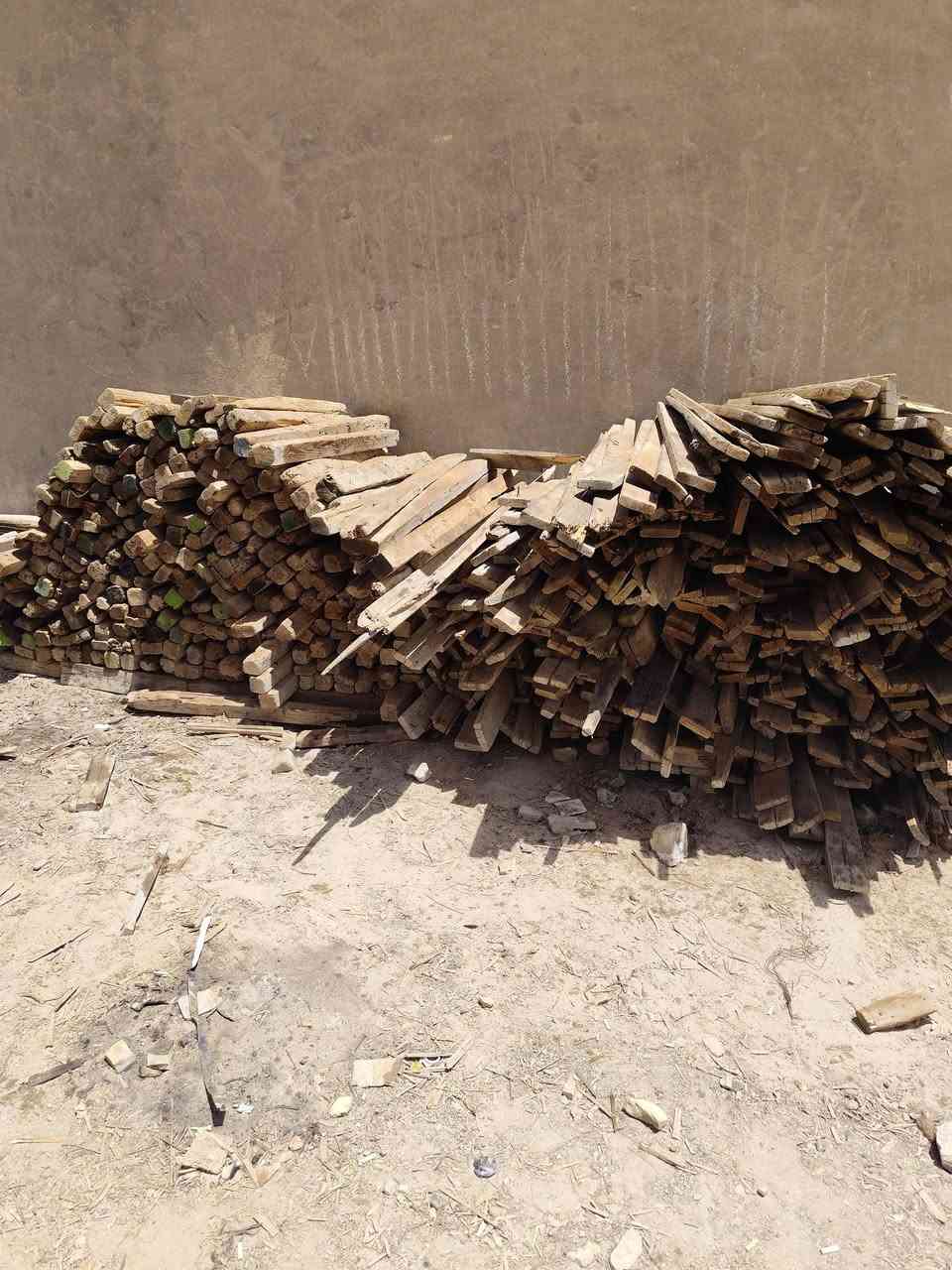 قالب خشب مستعمل للبيع 12مكعب مناسب جدا العنوان بابل هاتف ***********
