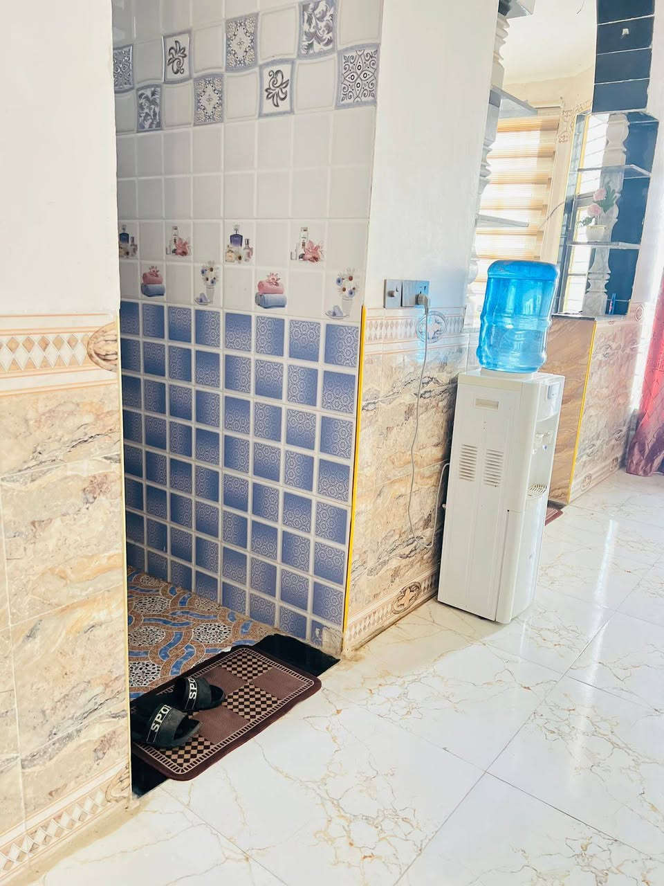 #بيت #للبيع مساحه 250متر يحتوي ع 2غرفه نوم سويت وصاله ومطبخ وستقبال ومجمع صحيات وصحيات خارجيه يبعد عن شارع 90متر قريب انشائيه غزوان المتنبي
للاستفسار على الاراقام الموجودة: 
***********
***********
