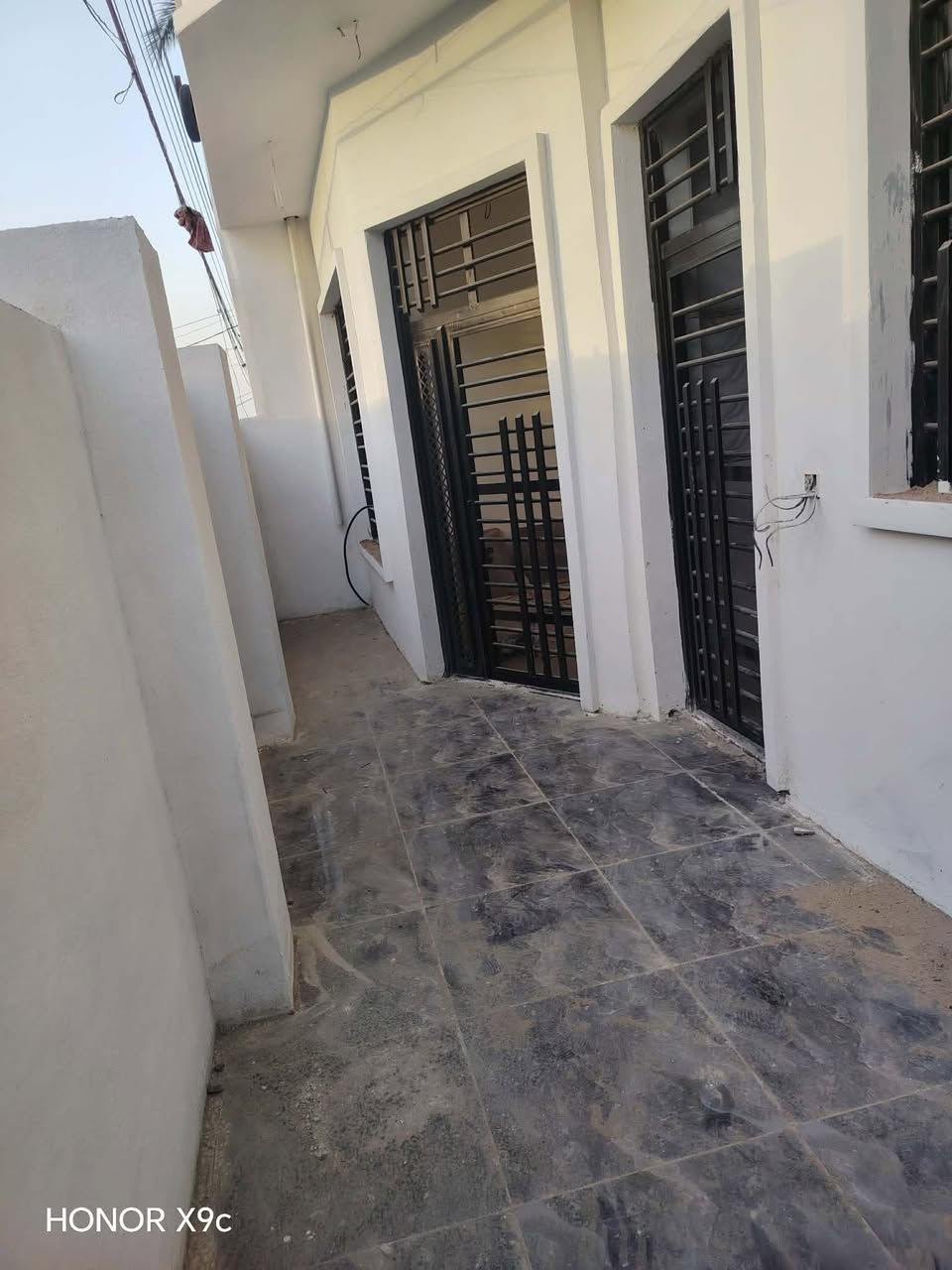 سلام عليكم بيت ١٠٠ طابقين يحتوي ٤ غرف واستقبال ومطبخ  بناء حديث مكان الراشديه ٧ نيسان ***********
